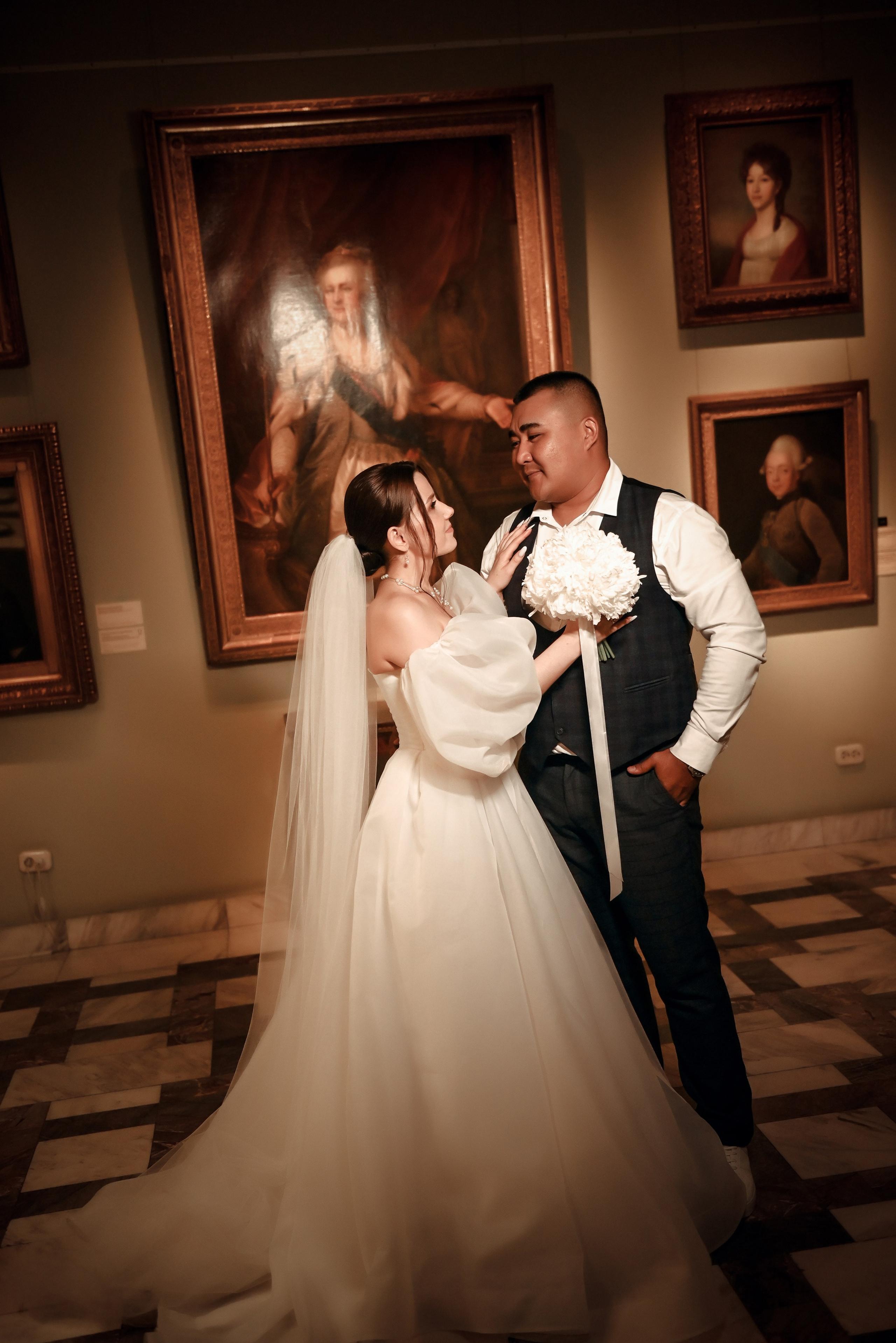 Небольшая свадебная серия в музее и прогулкой под дождем Эльмиры и Ризата. Свадебный, семейный, детский, контент фотограф в Омске Максим Ильин