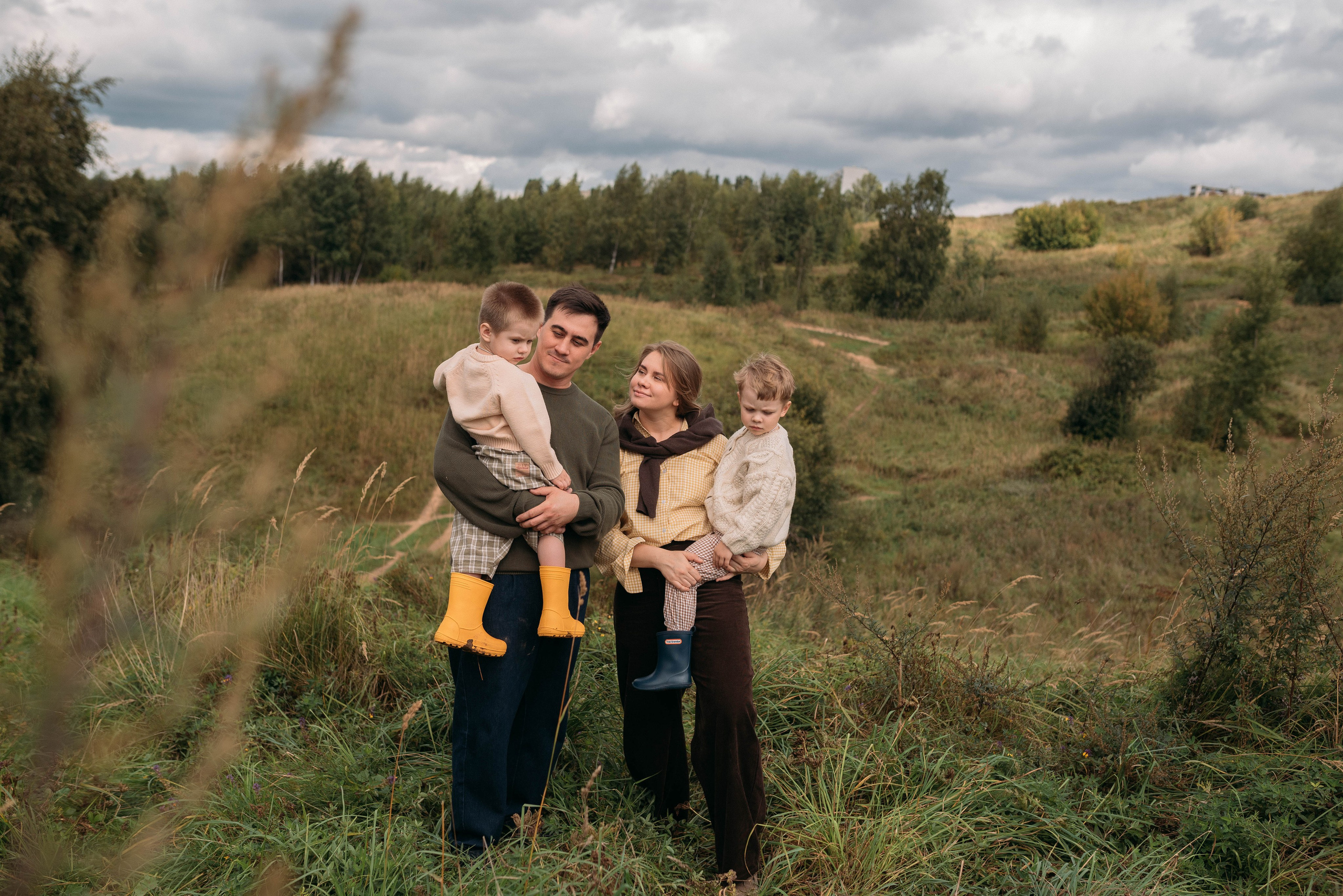 Семейная фотосессия на природе осенью