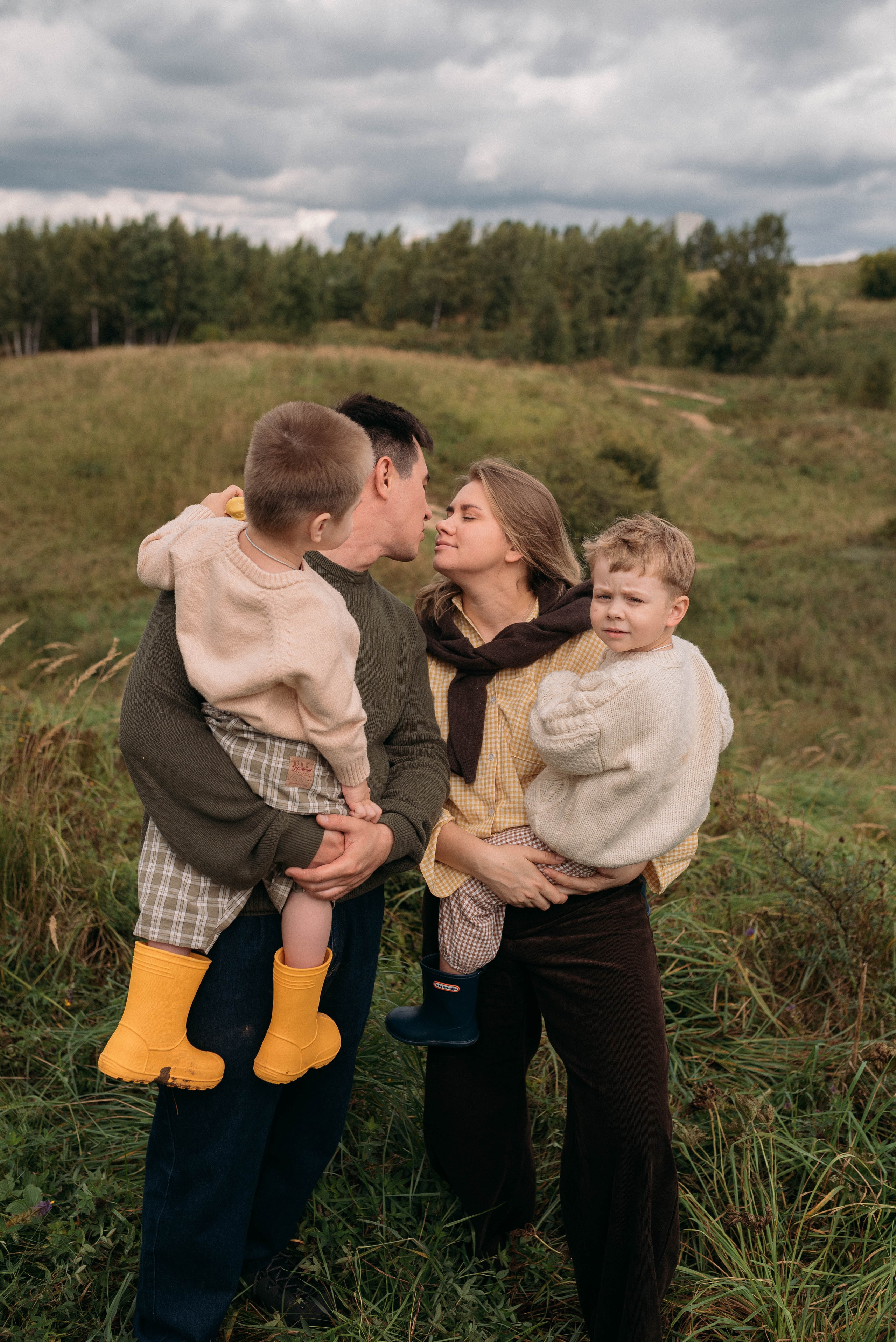 Семейная фотосессия на природе осенью