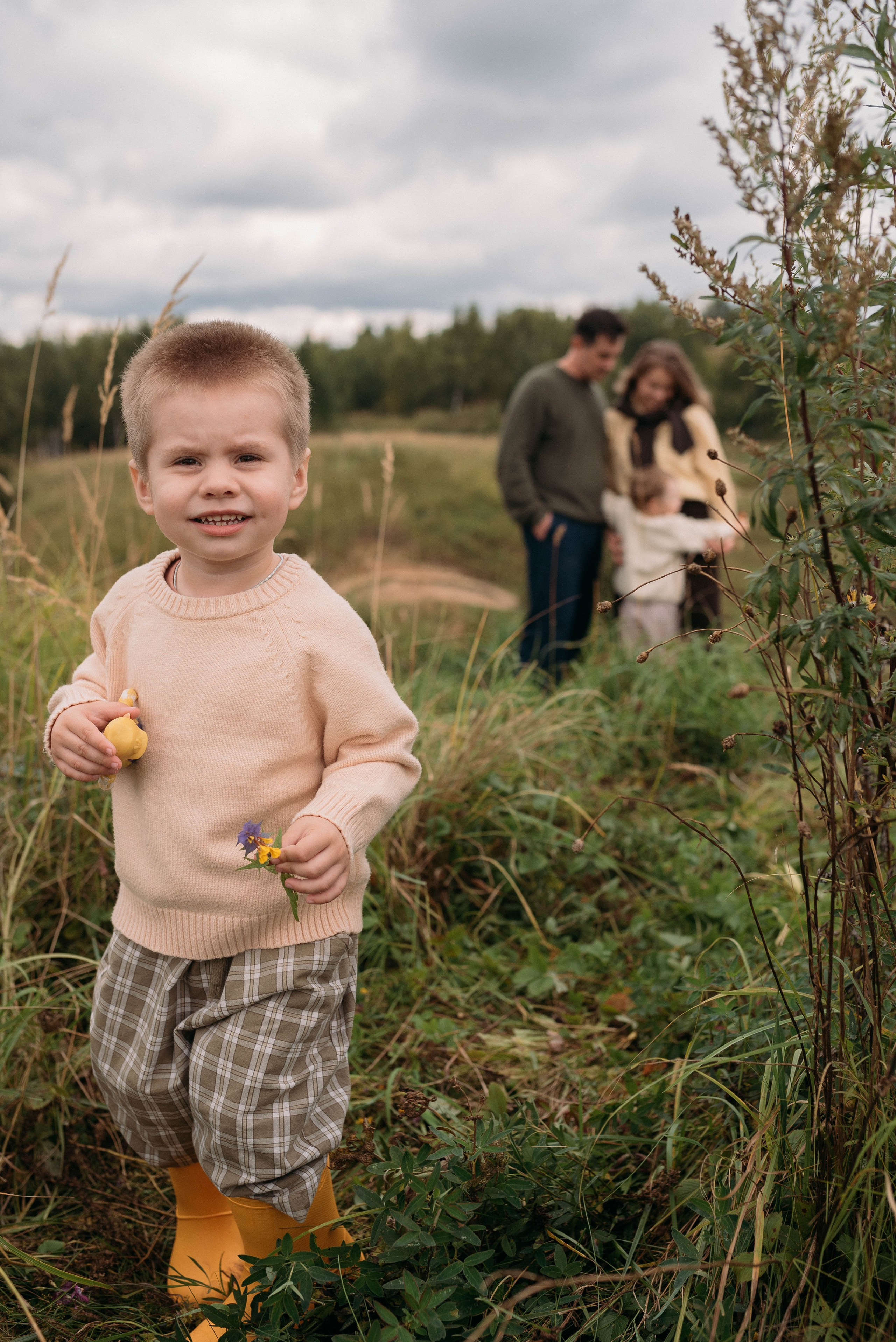 Семейная фотосессия на природе осенью