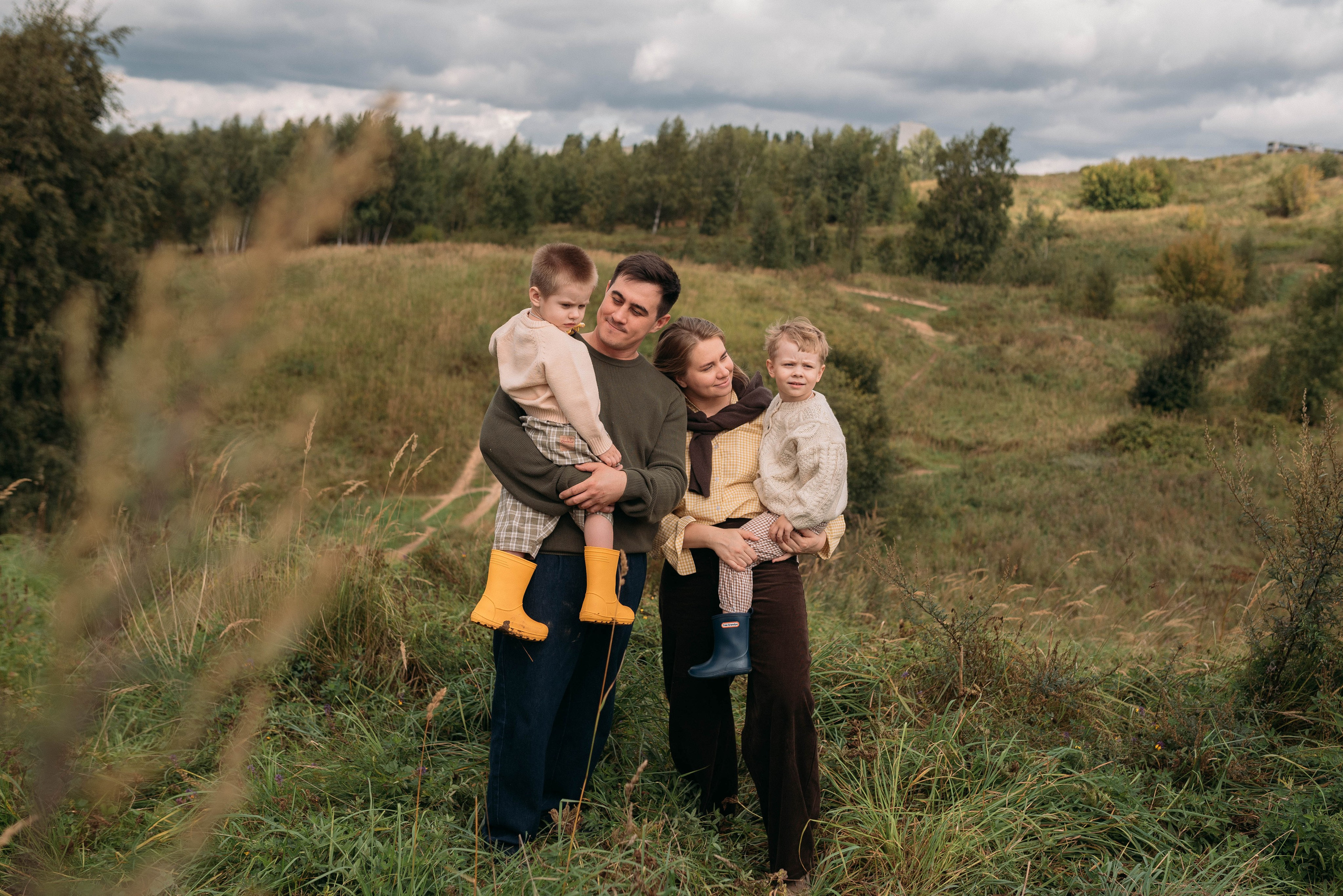 Семейная фотосессия на природе осенью