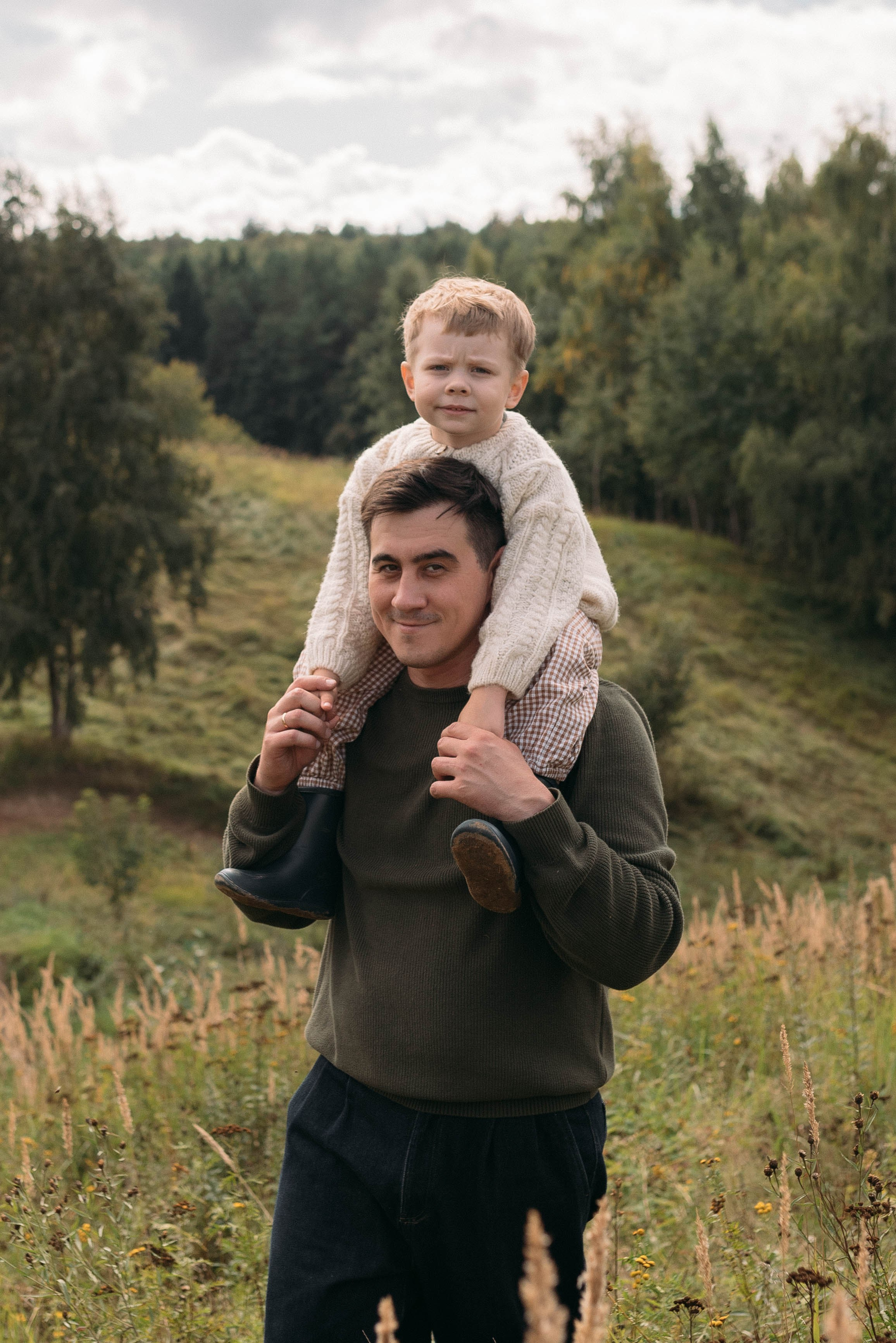 Семейная фотосессия на природе осенью