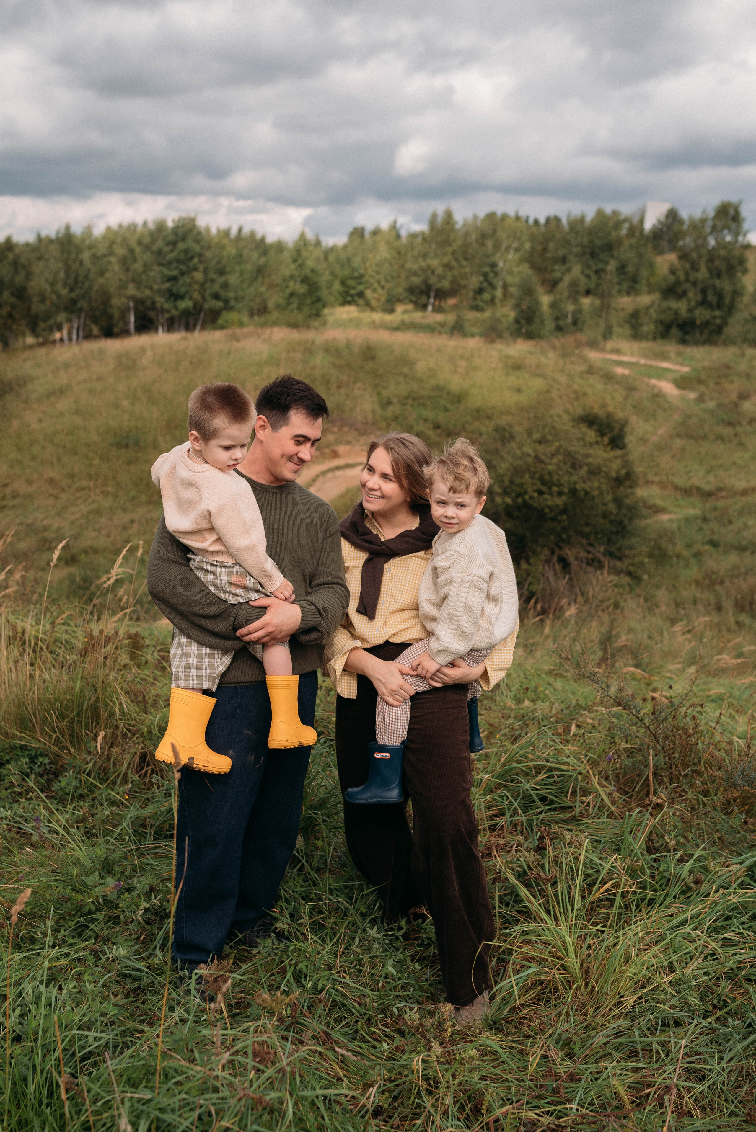 Семейная фотосессия на природе осенью
