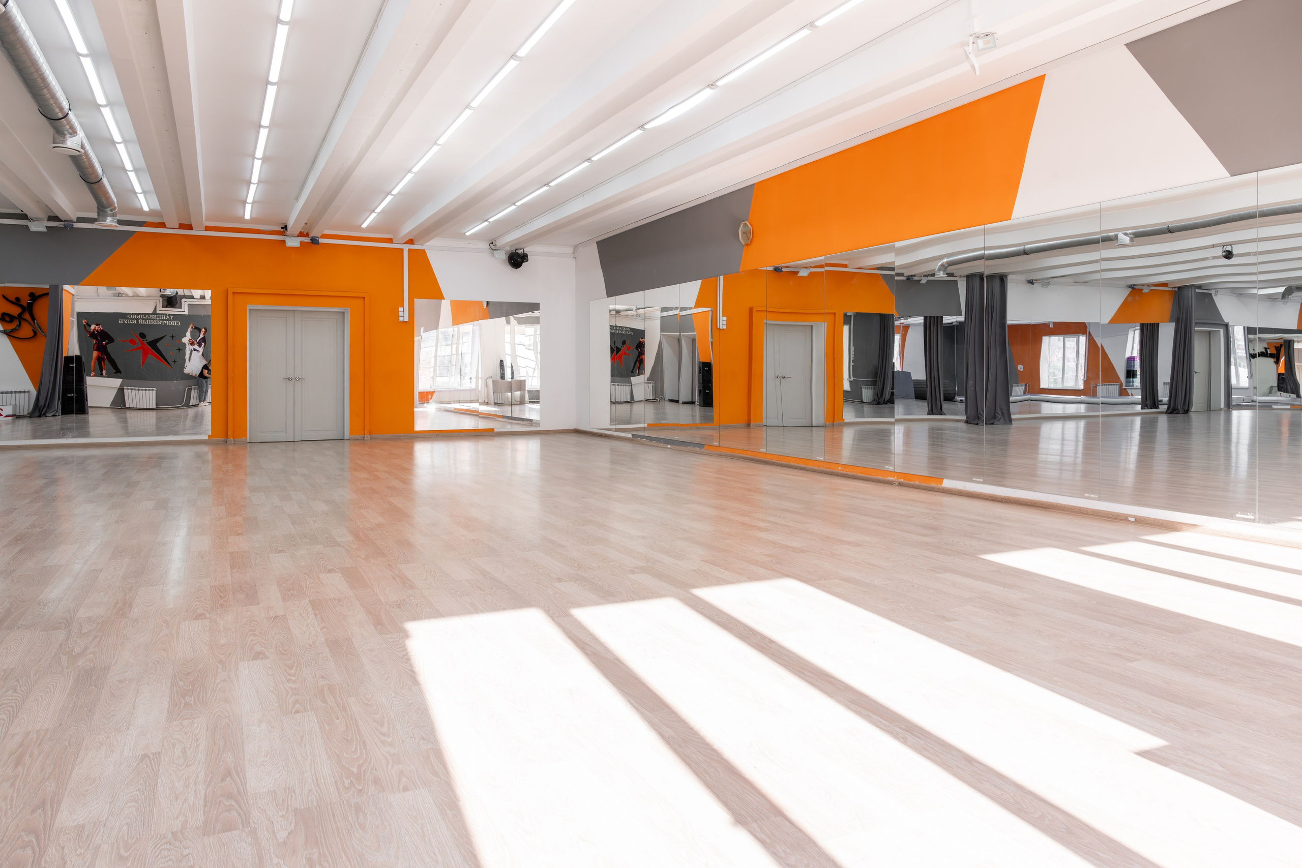 Наш зал. КонТакт — спортивные бальные танцы в Москве
