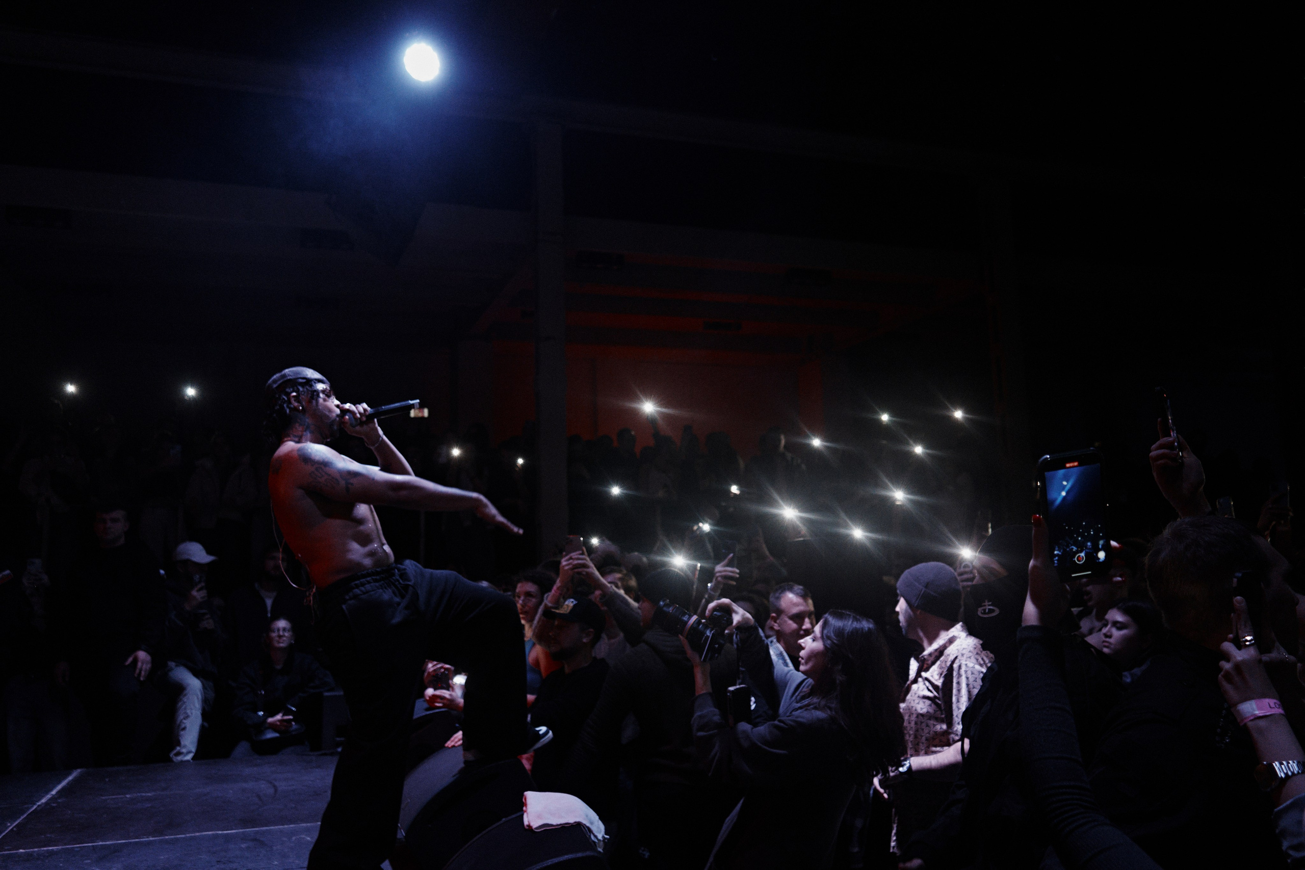 Azizi Gibson. NOIZOMAX Художественный фотограф в Дубай