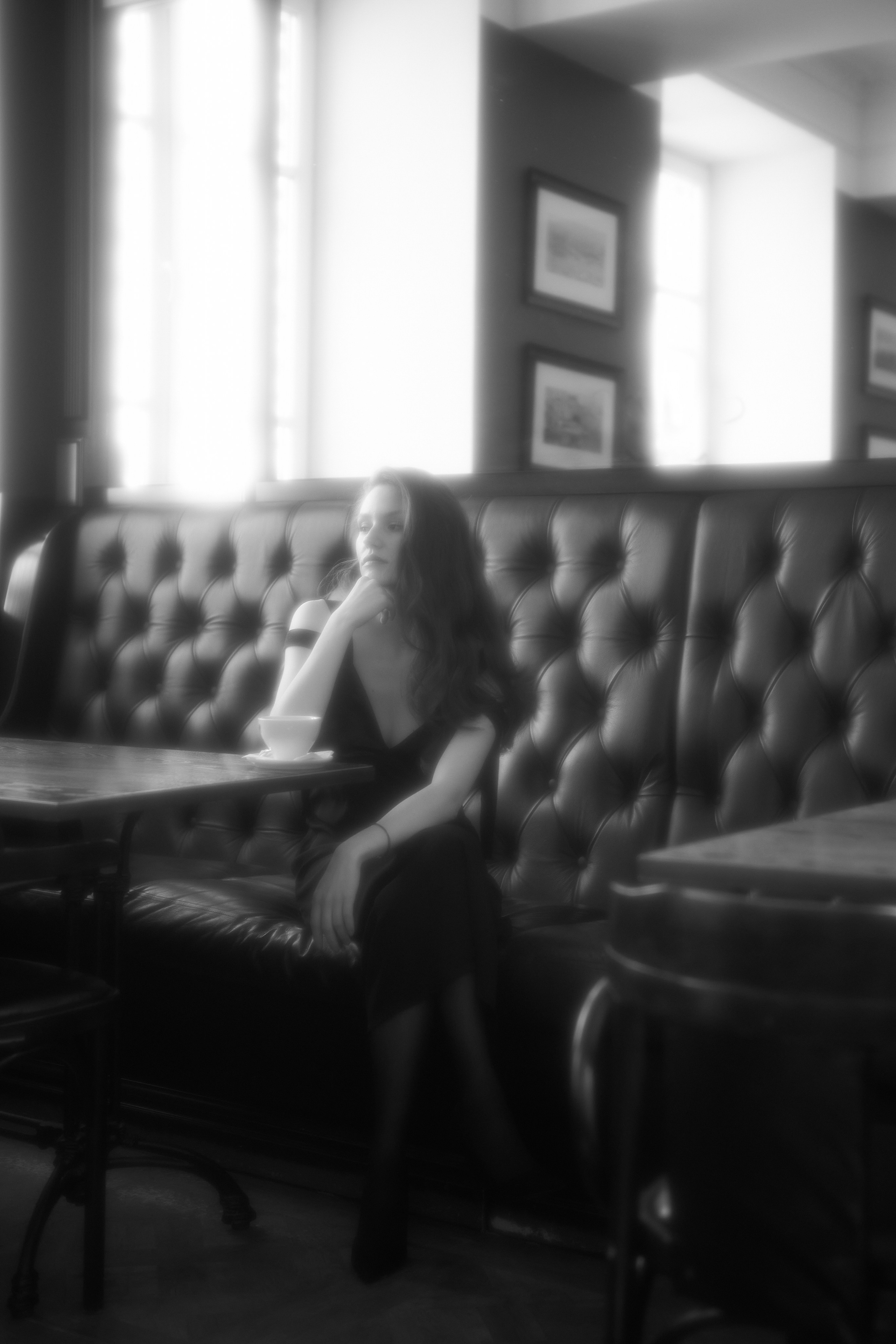 Одна в кафе. Фотограф в Мурманске Оксана Черноморец