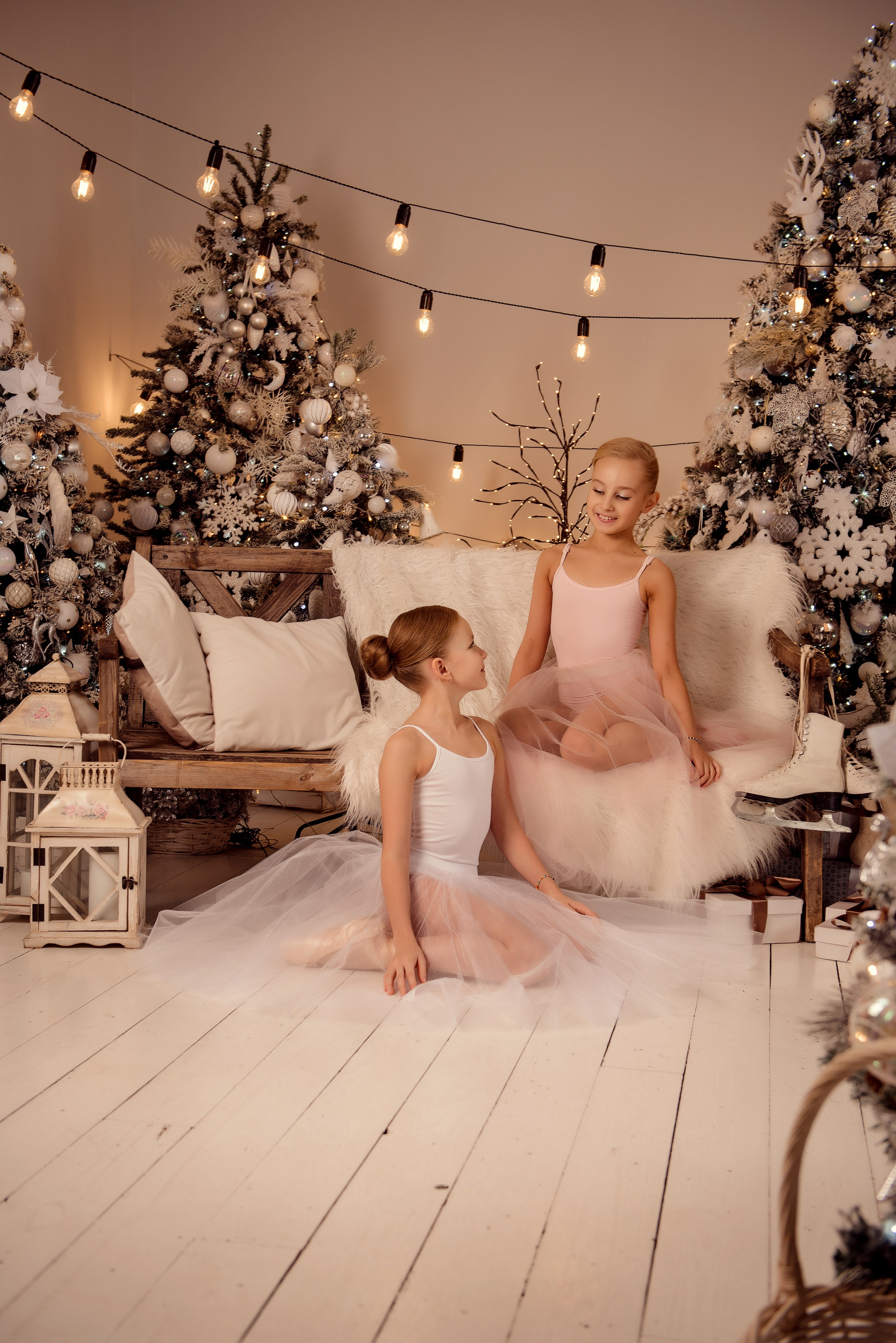 Варя и Милана Новый год. Детский фотограф в Долгопрудном и Москве