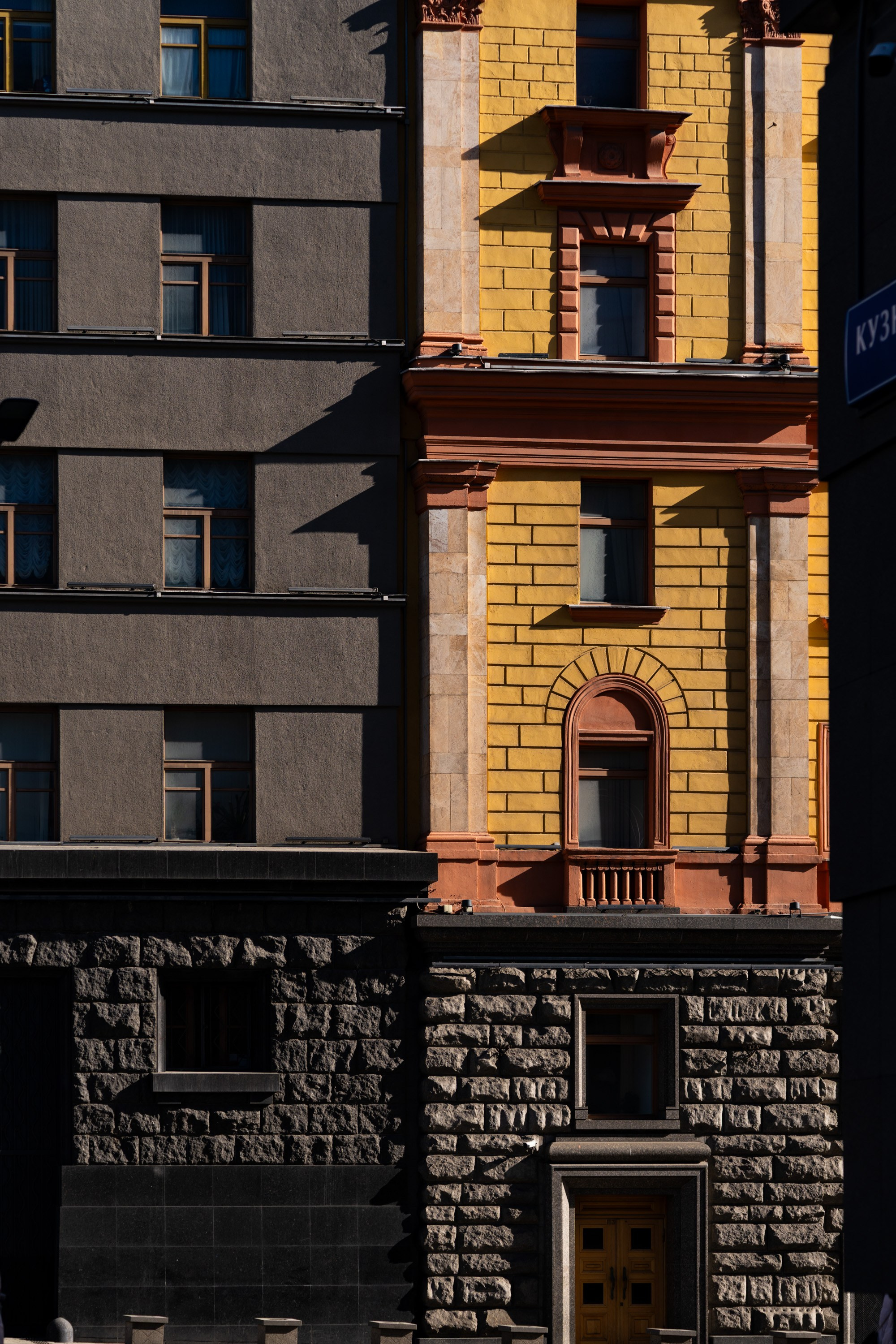 Свет и тень в городе. Фотограф в Москве. Шахабудин