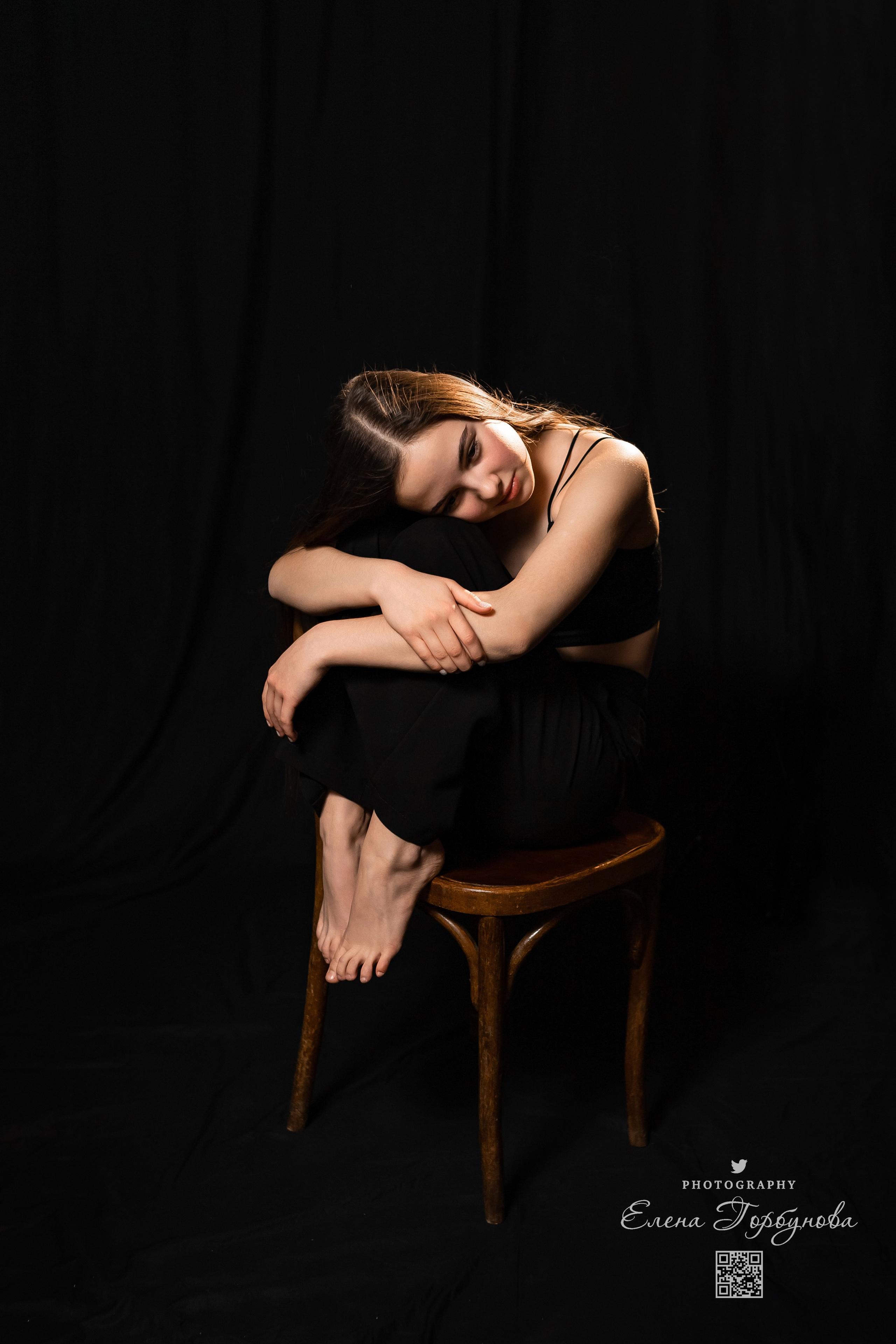 Моя студия. Полина и стул. Январь 2024. Фотограф Пермь. Свадьбы. Семья и дети, школа, д. сад. Фотокниги