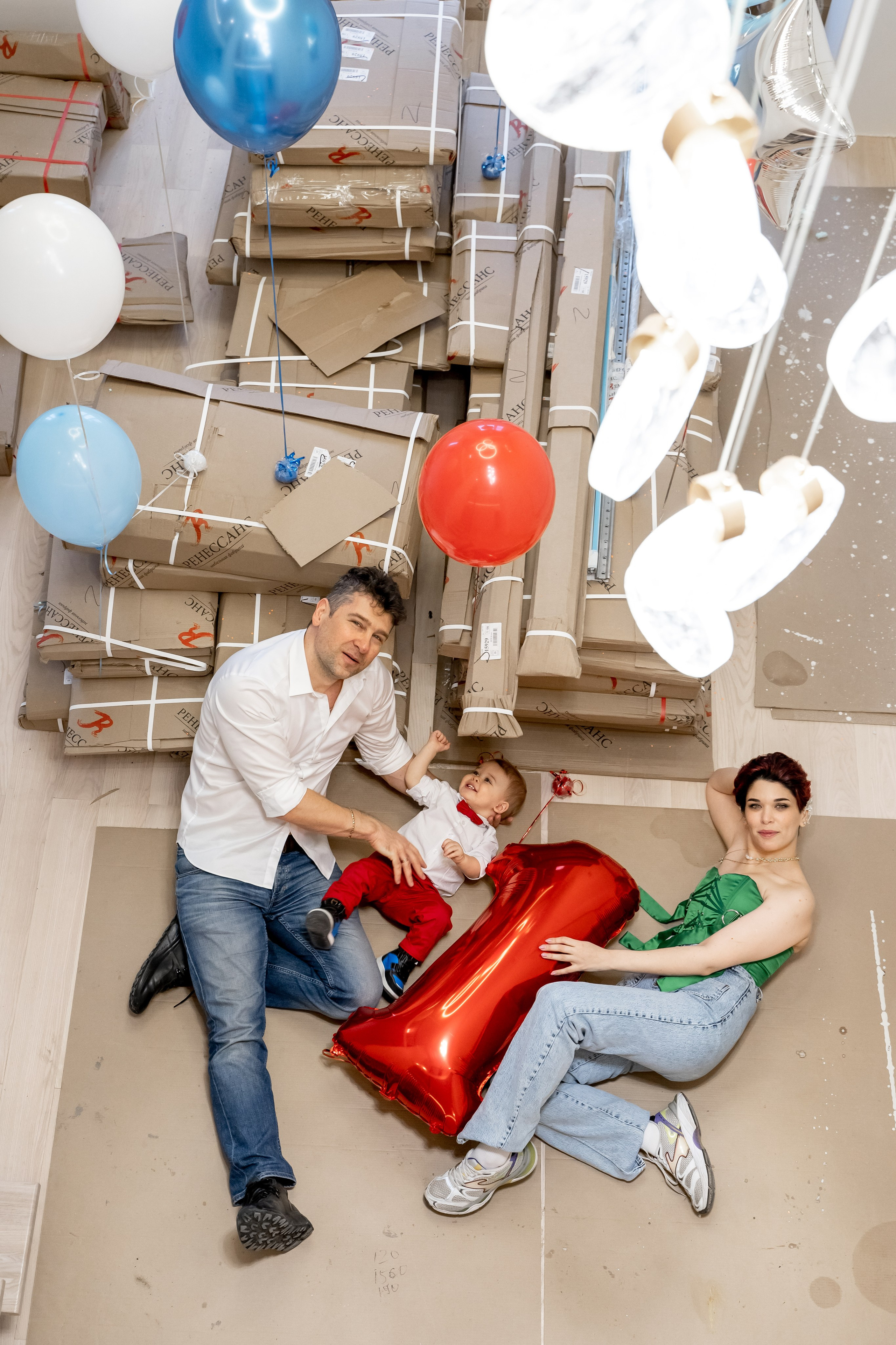 Домашняя семейная фотосессия в Москве, Домодедово, Видное, Бутово, Щербинка. Семейный фотограф Москва и Московская область. Семейная фотосессия на природе. Фотосессия детского праздника. Фотосессия юбилея. Фотосессия в день рождения. Фотограф на годик ребенку. Детский фотограф. Фоторепортаж семейного праздника. Детский фотограф Москва.