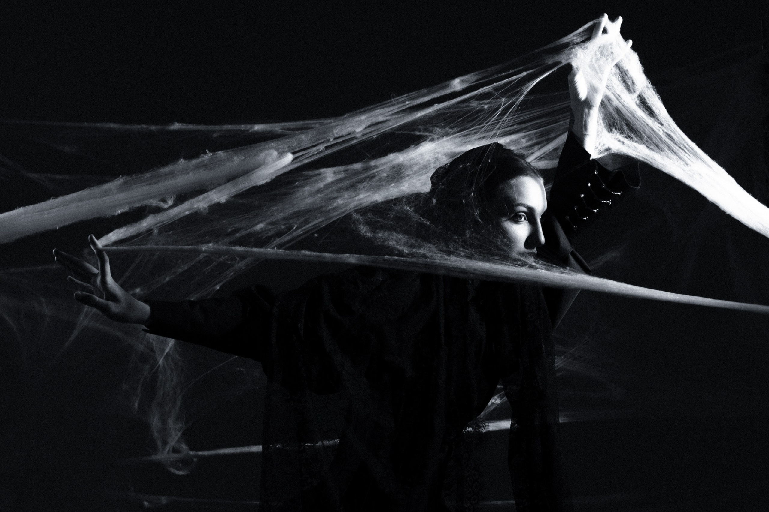 Александра Овечкина, Пенза: композиционный кадр девушки в черном среди нитей паутины.