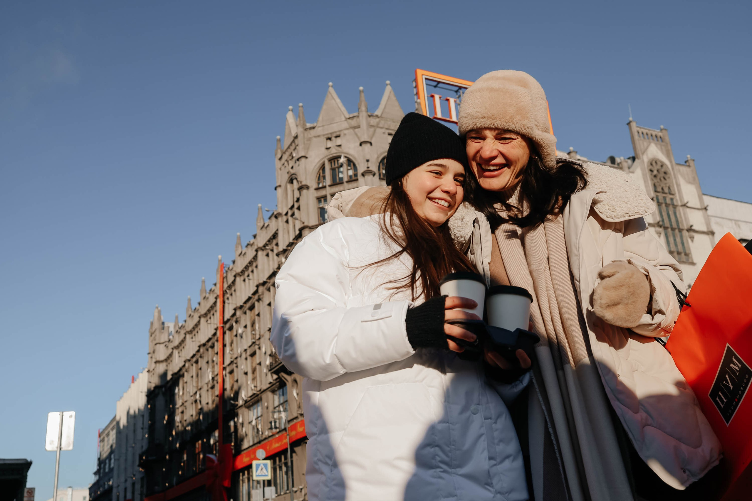 Мама с дочкой