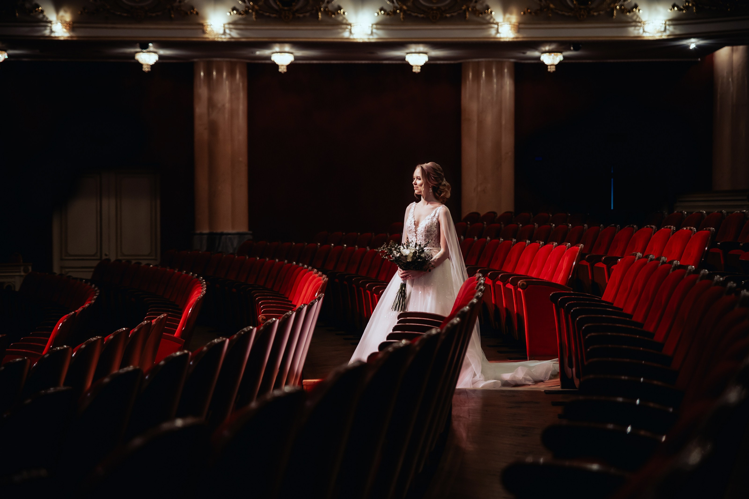 Невеста в концертном зале оперы и балета