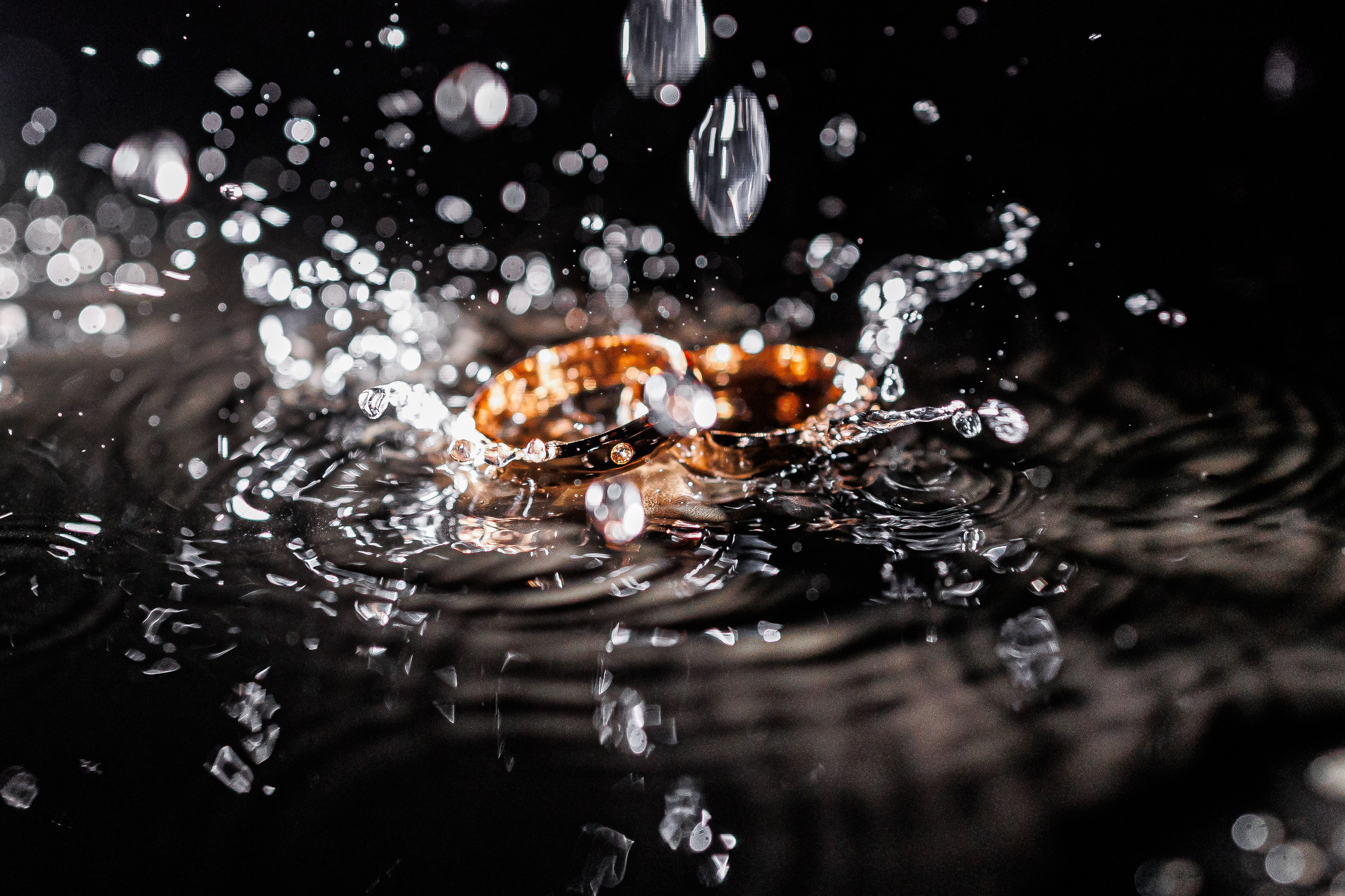 Свадебные кольца на столе