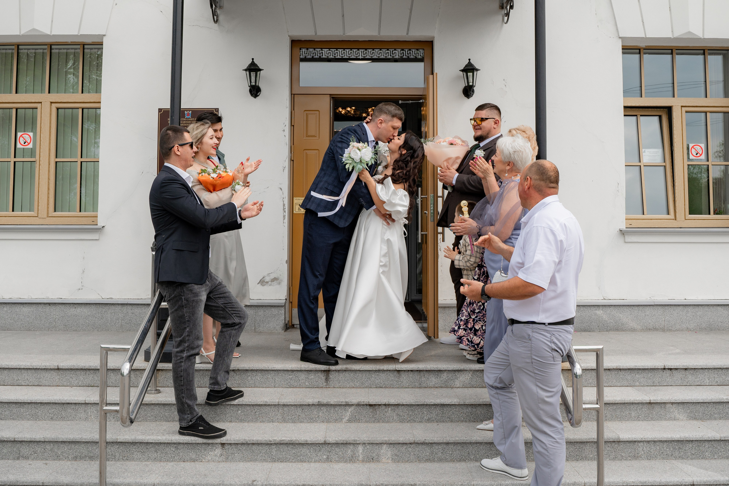 Свадебная фотосессия в ЗАГСе Петергофа. Свадебный фотограф Александр Невский в Санкт-Петербурге