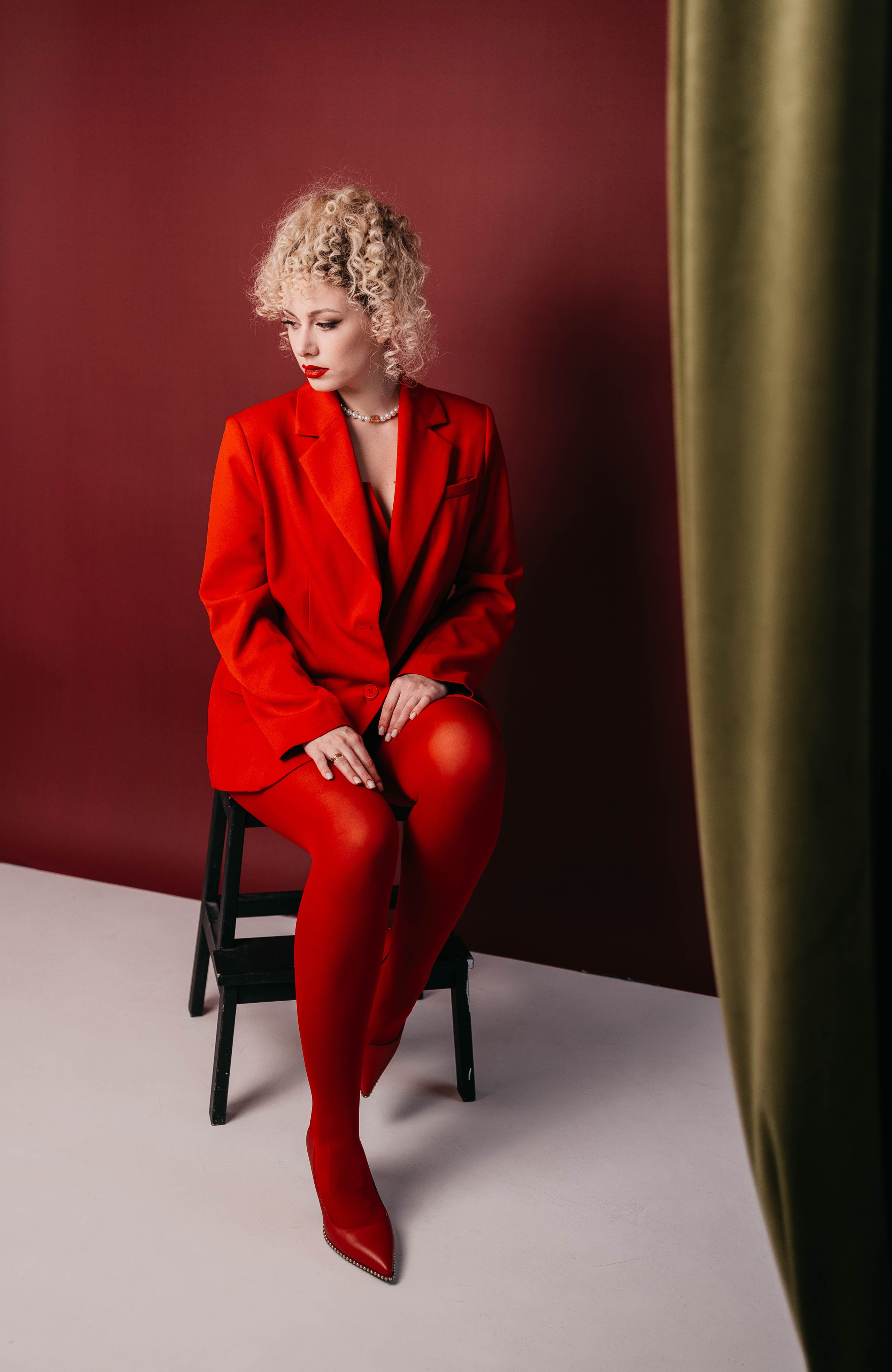 Ира в красном. Фотостудия Cute_photostudio в Твери. Фотограф в Твери Лагодная Яна