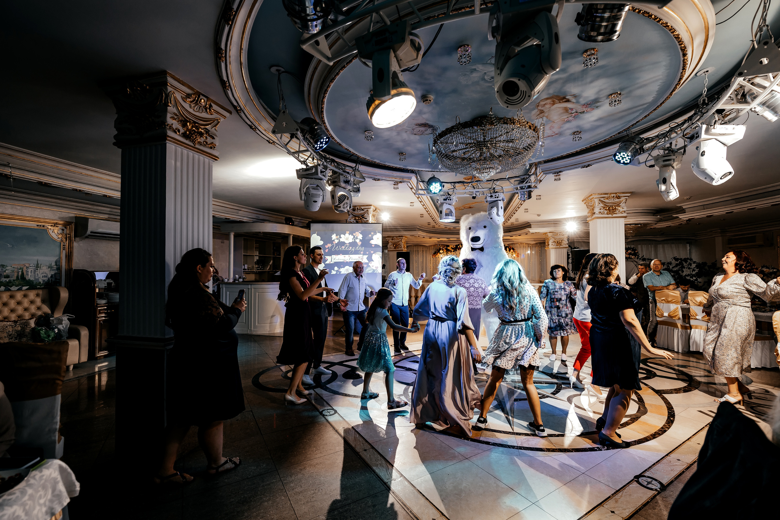 Свадебная фотопрогулка в Усадьбе Кусково. Свадебный и семейный фотограф Виктория Носачёва. Щелково, Москва и МО