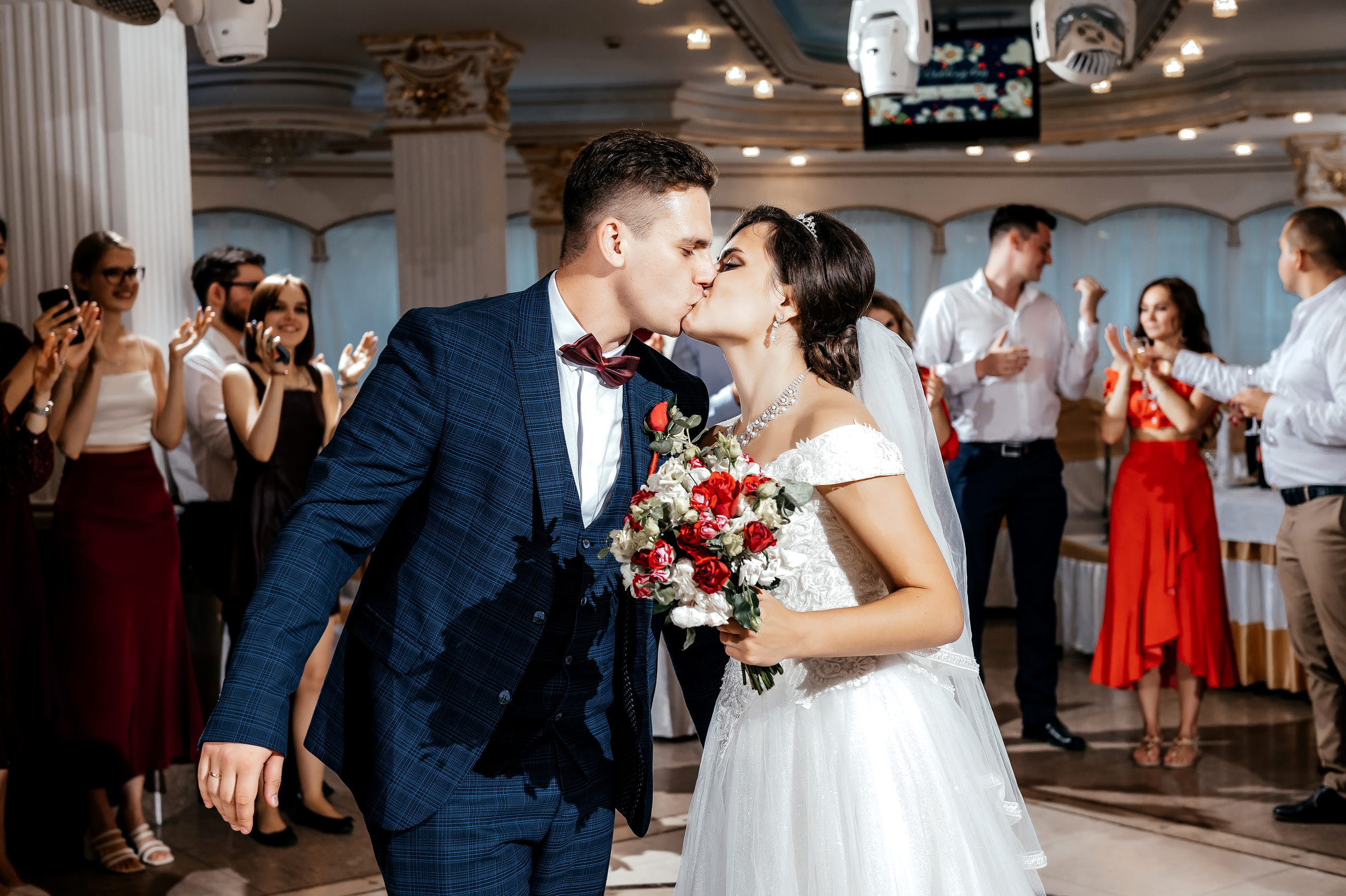 Свадебная фотопрогулка в Усадьбе Кусково. Свадебный и семейный фотограф Виктория Носачёва. Щелково, Москва и МО