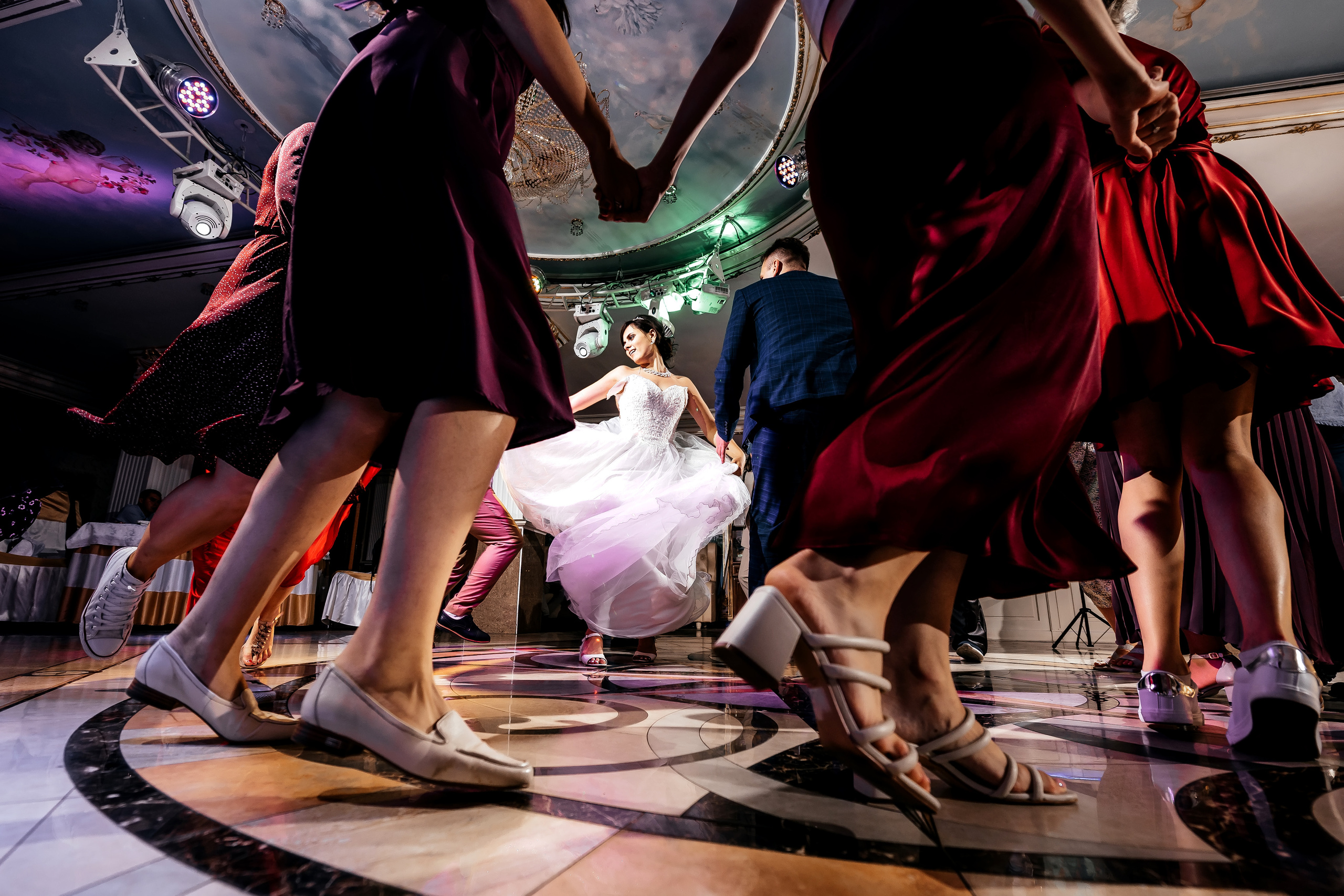 Свадебная фотопрогулка в Усадьбе Кусково. Свадебный и семейный фотограф Виктория Носачёва. Щелково, Москва и МО