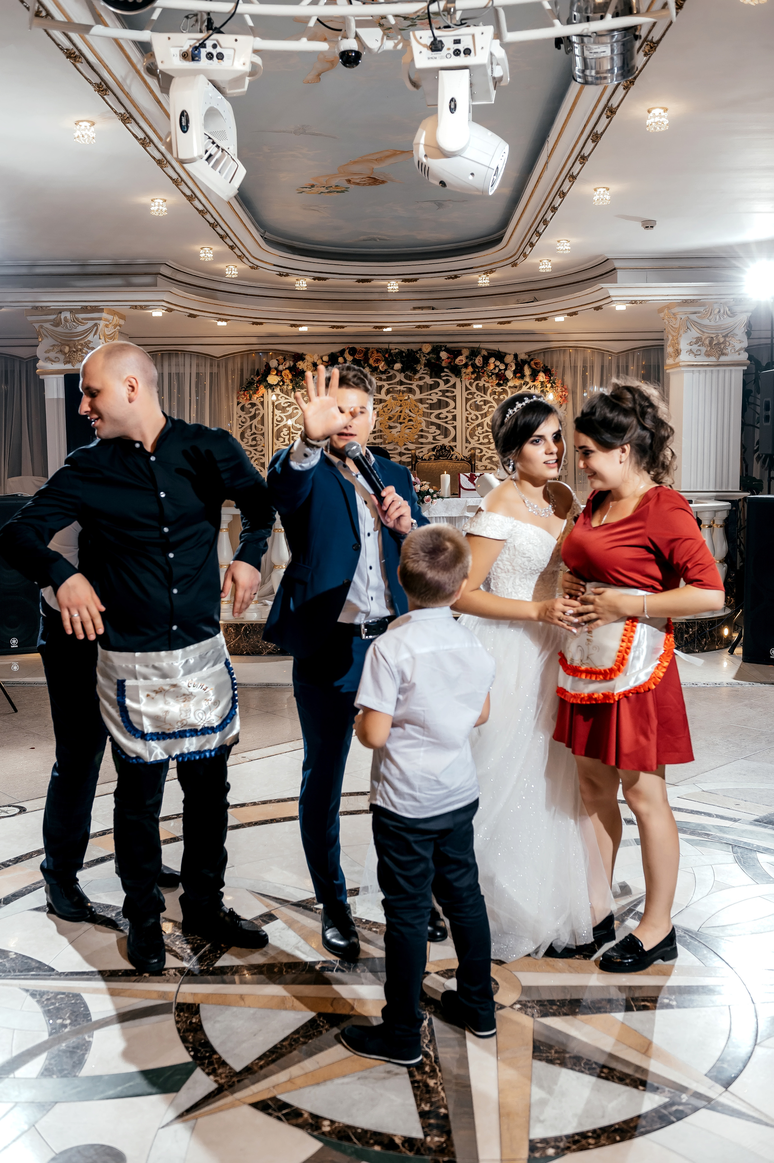 Свадебная фотопрогулка в Усадьбе Кусково. Свадебный и семейный фотограф Виктория Носачёва. Щелково, Москва и МО