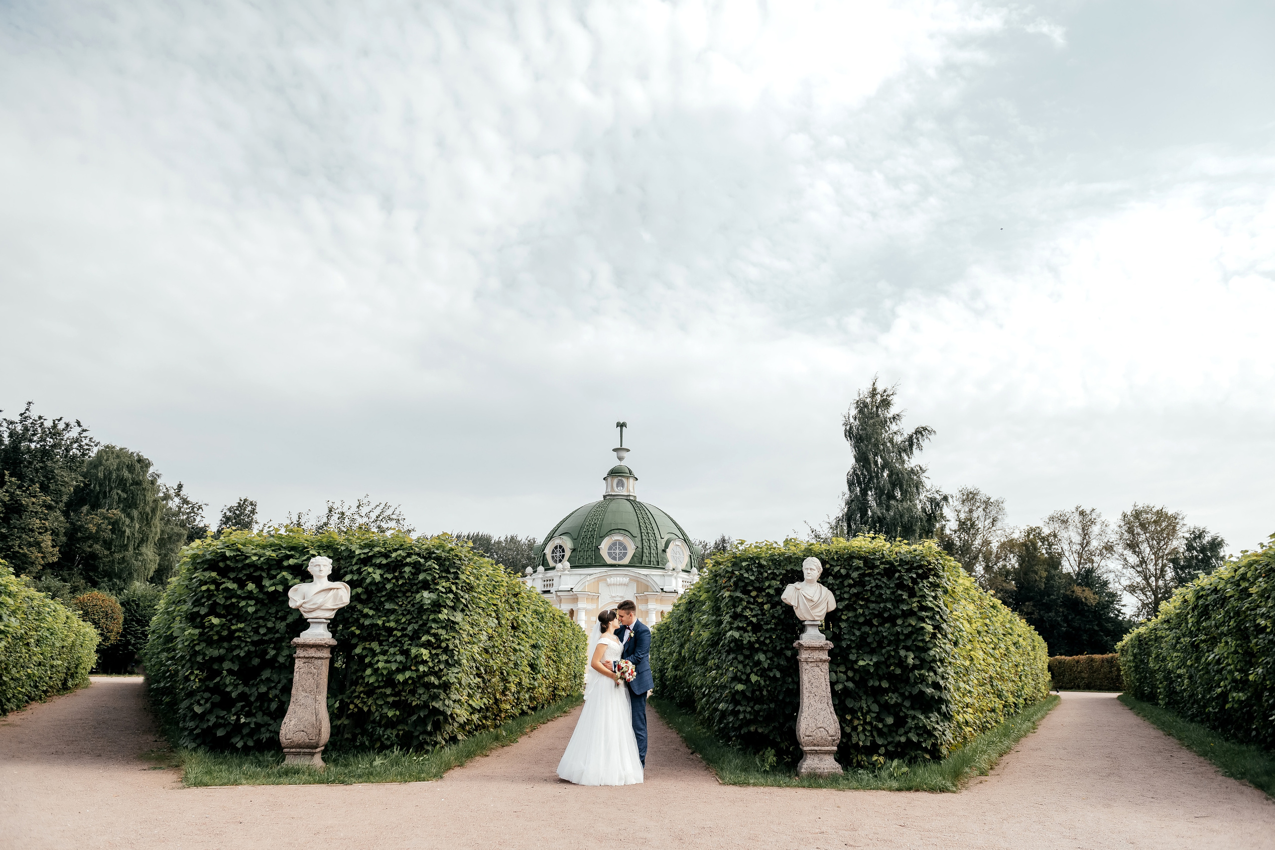 Свадебная фотопрогулка в Усадьбе Кусково. Свадебный и семейный фотограф Виктория Носачёва. Щелково, Москва и МО