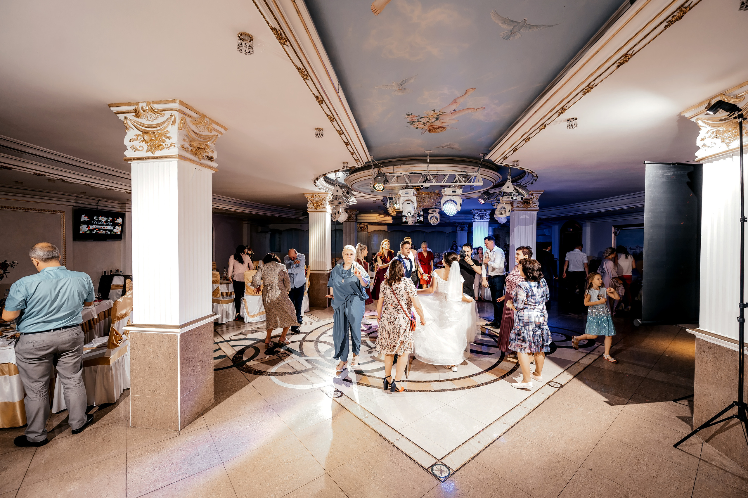 Свадебная фотопрогулка в Усадьбе Кусково. Свадебный и семейный фотограф Виктория Носачёва. Щелково, Москва и МО