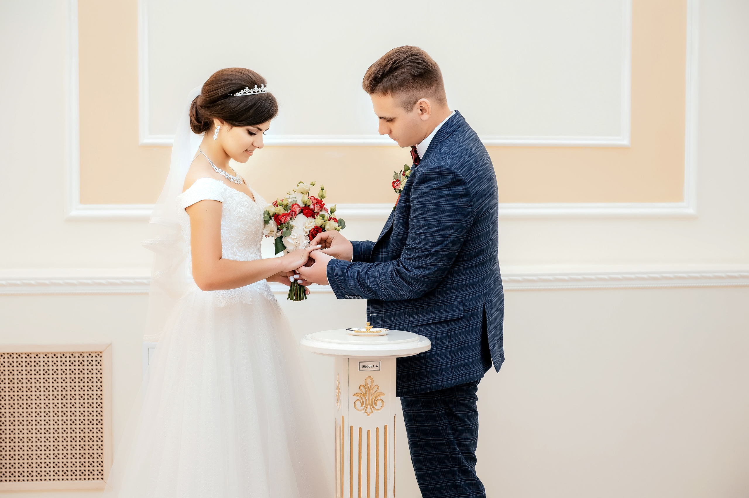 Свадебная фотопрогулка в Усадьбе Кусково. Свадебный и семейный фотограф Виктория Носачёва. Щелково, Москва и МО