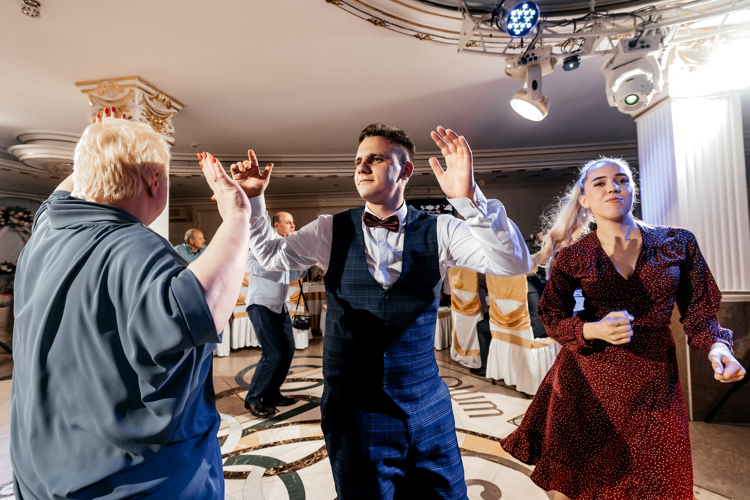 Свадебная фотопрогулка в Усадьбе Кусково. Свадебный и семейный фотограф Виктория Носачёва. Щелково, Москва и МО