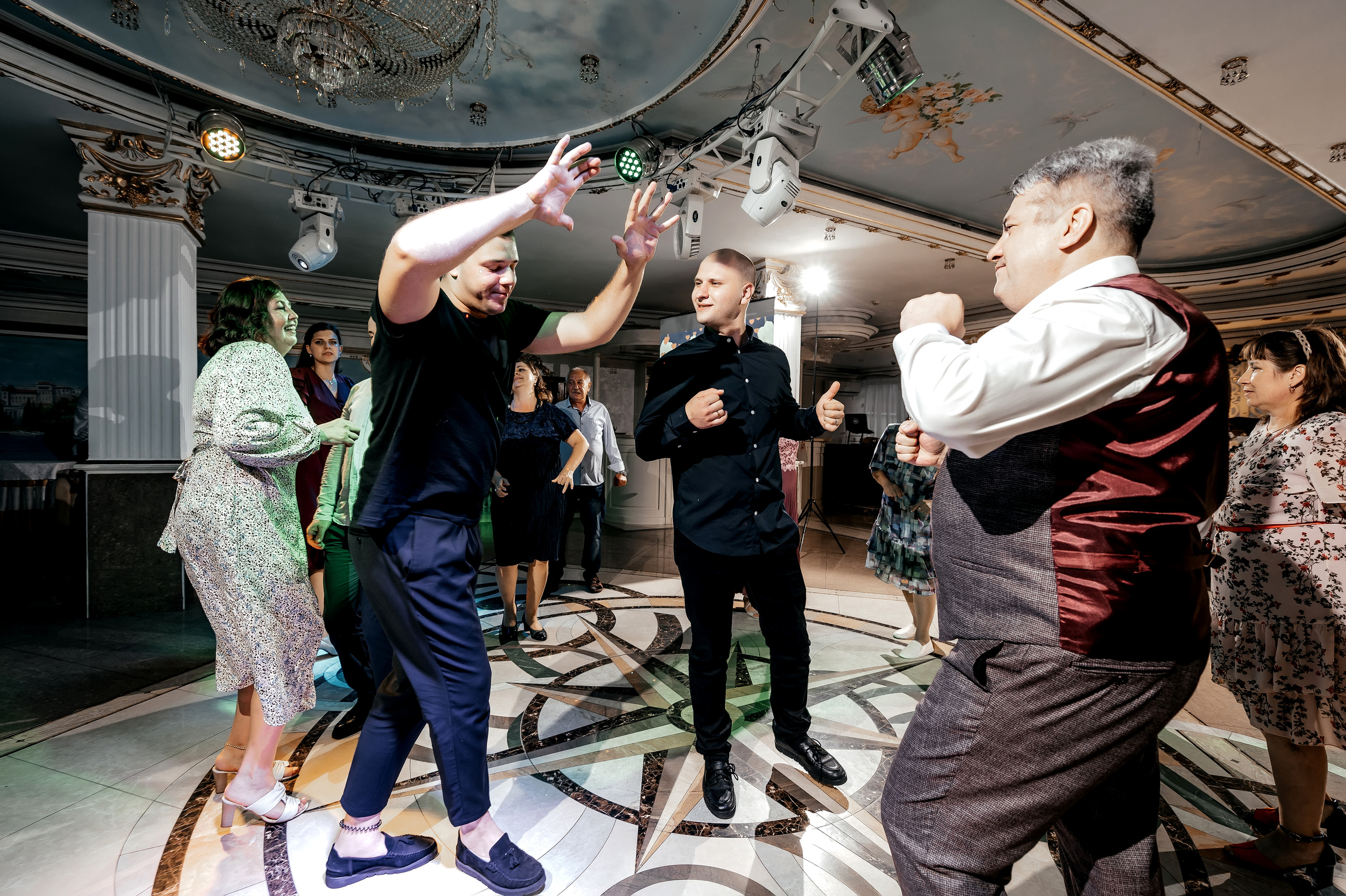 Свадебная фотопрогулка в Усадьбе Кусково. Свадебный и семейный фотограф Виктория Носачёва. Щелково, Москва и МО