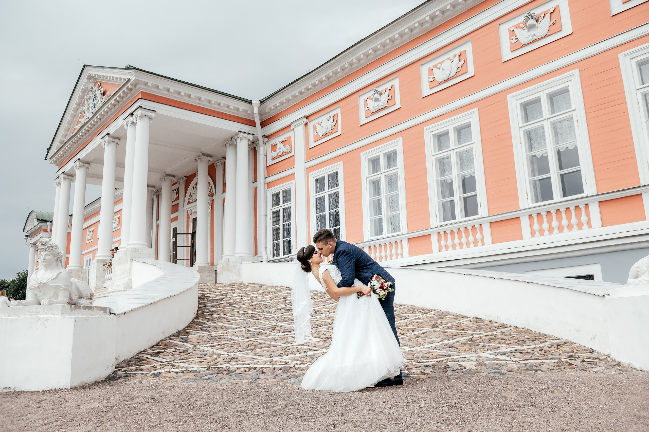 Свадебная фотопрогулка в Усадьбе Кусково. Свадебный и семейный фотограф Виктория Носачёва. Щелково, Москва и МО