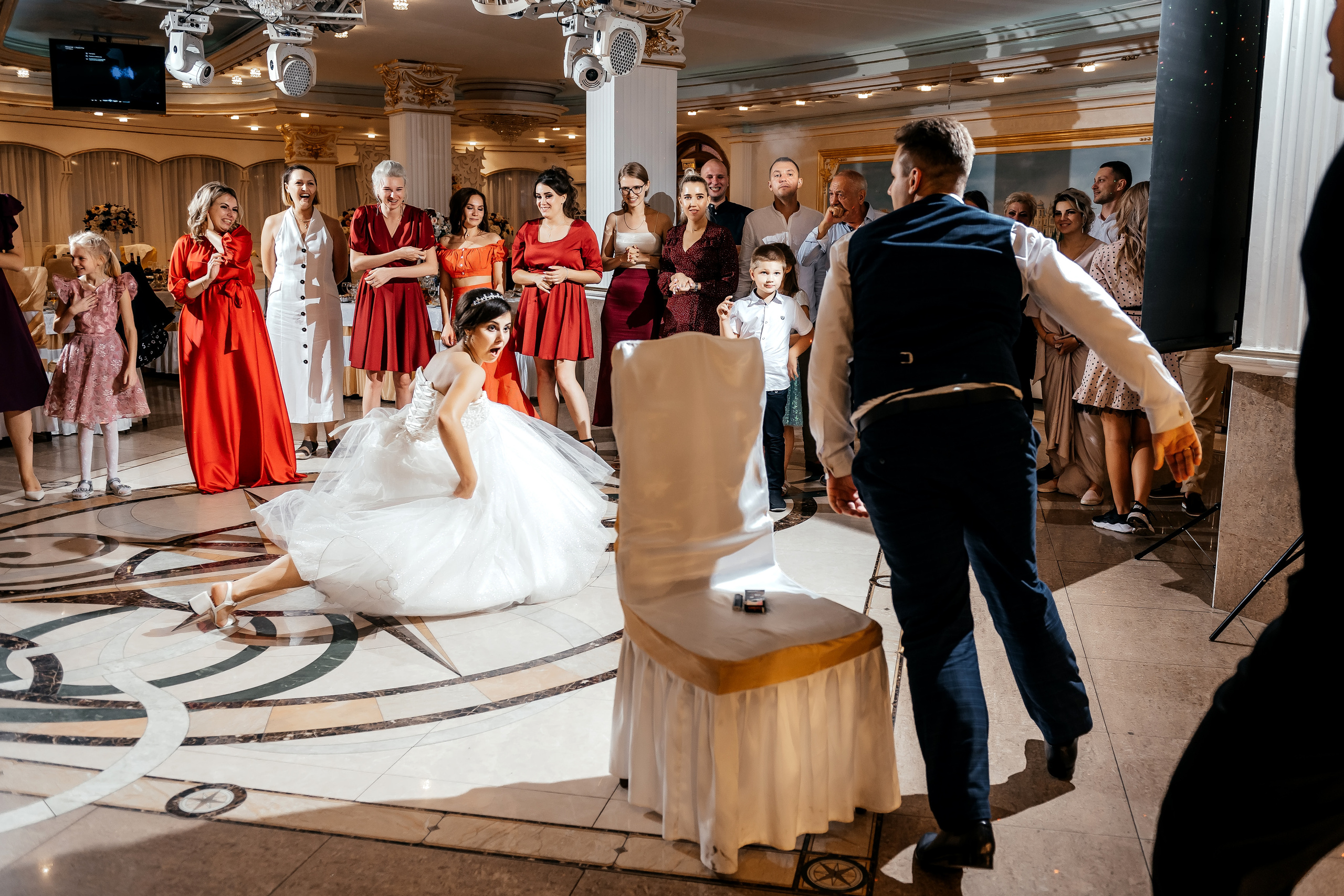 Свадебная фотопрогулка в Усадьбе Кусково. Свадебный и семейный фотограф Виктория Носачёва. Щелково, Москва и МО