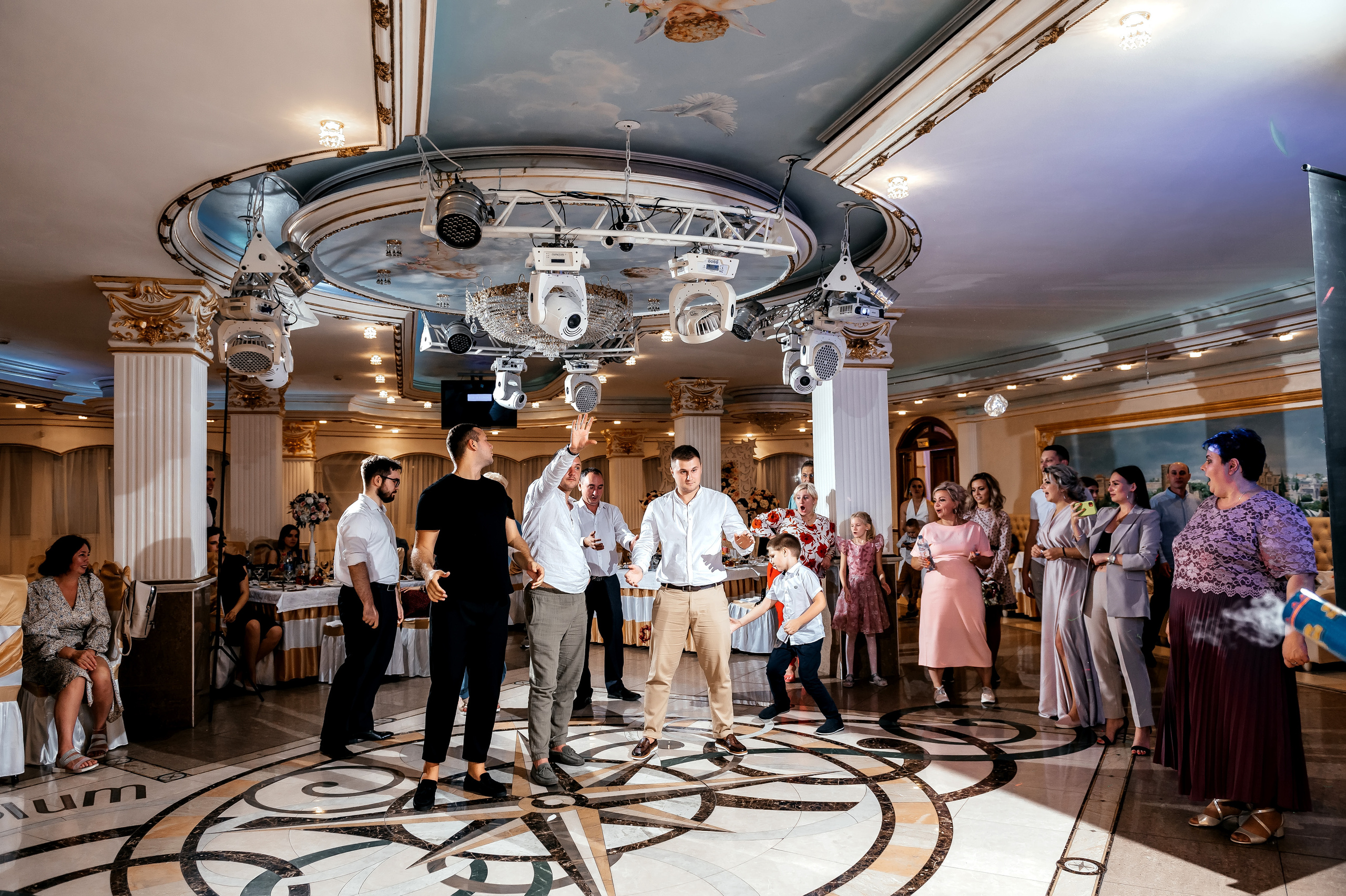 Свадебная фотопрогулка в Усадьбе Кусково. Свадебный и семейный фотограф Виктория Носачёва. Щелково, Москва и МО