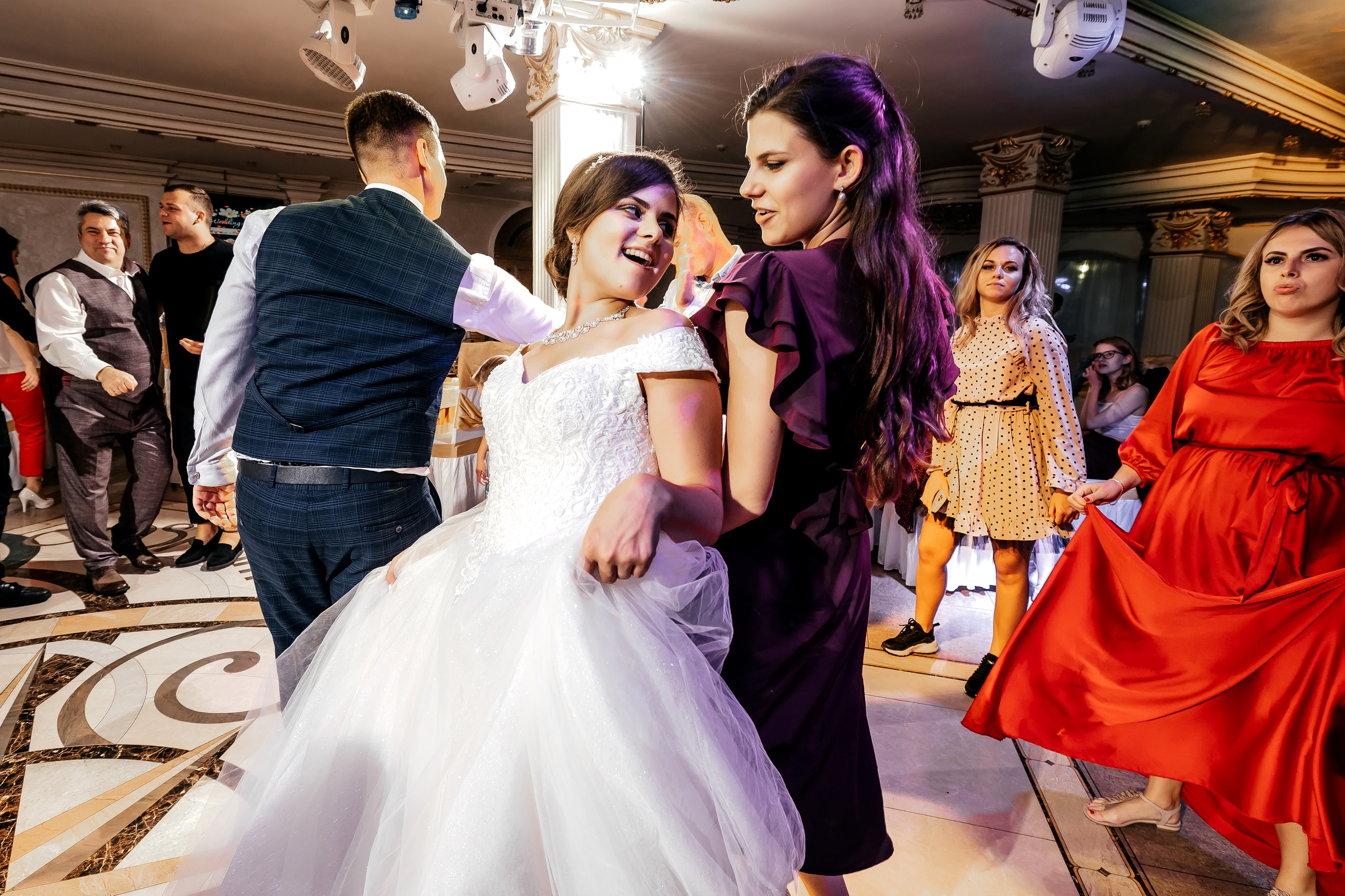 Свадебная фотопрогулка в Усадьбе Кусково. Свадебный и семейный фотограф Виктория Носачёва. Щелково, Москва и МО