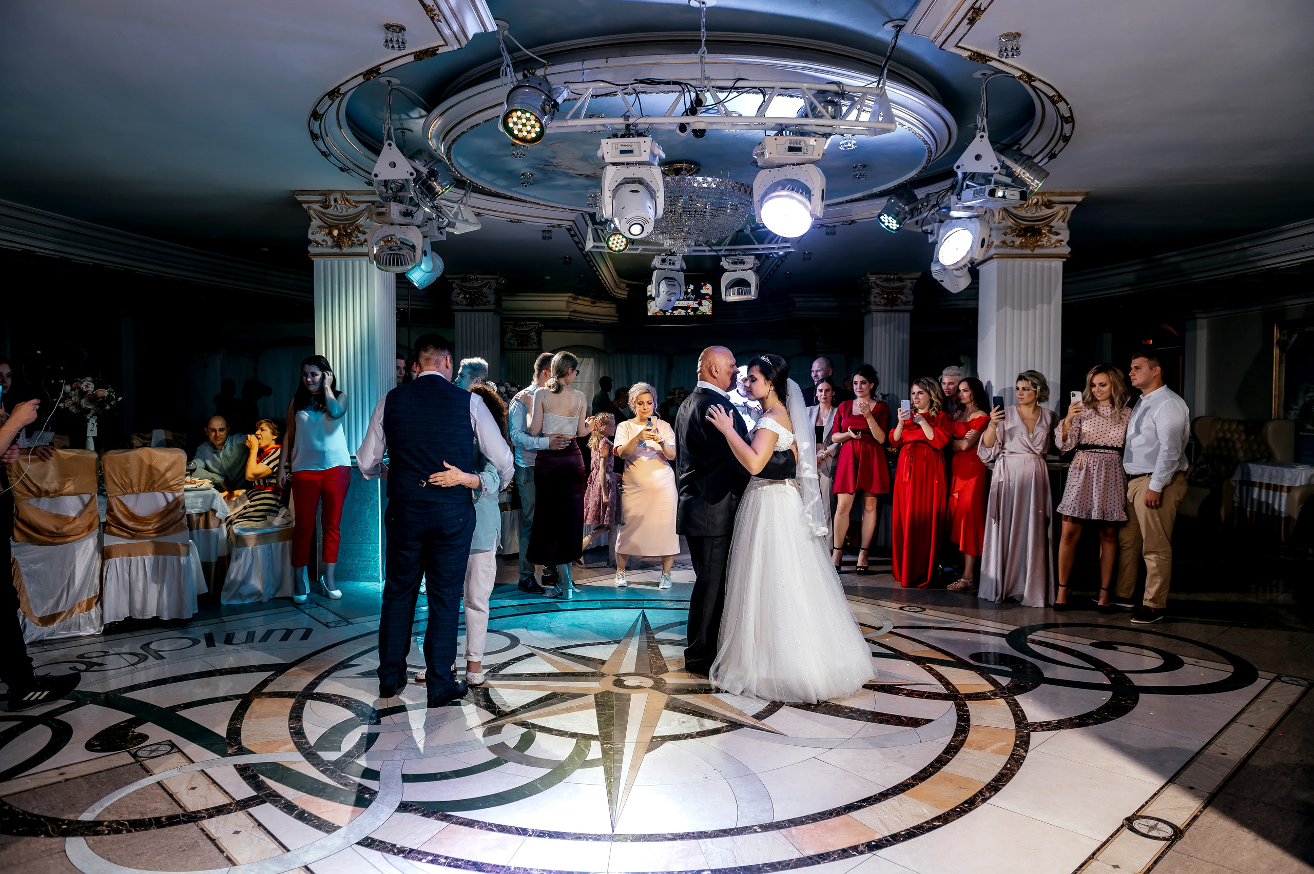 Свадебная фотопрогулка в Усадьбе Кусково. Свадебный и семейный фотограф Виктория Носачёва. Щелково, Москва и МО