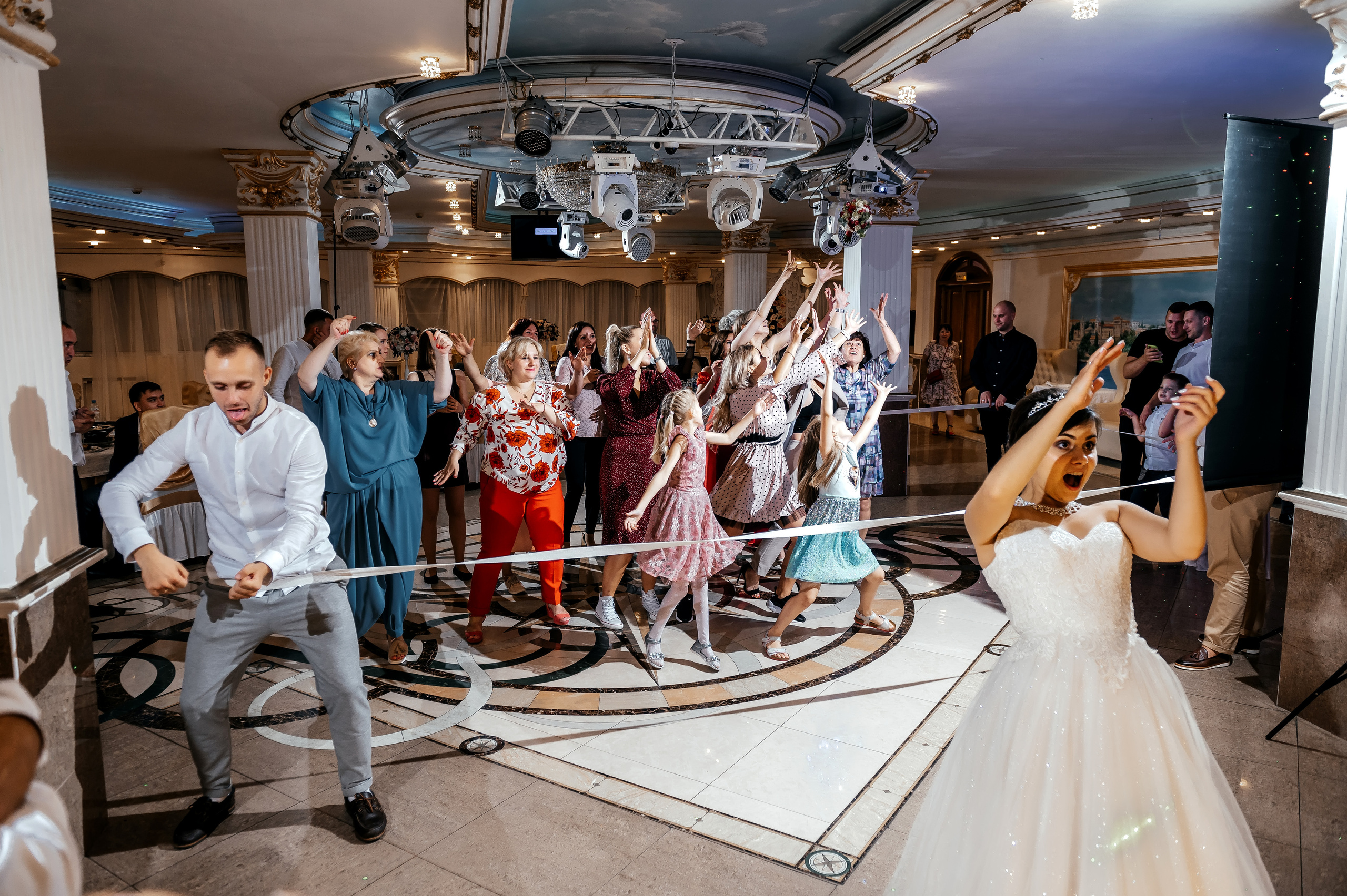 Свадебная фотопрогулка в Усадьбе Кусково. Свадебный и семейный фотограф Виктория Носачёва. Щелково, Москва и МО