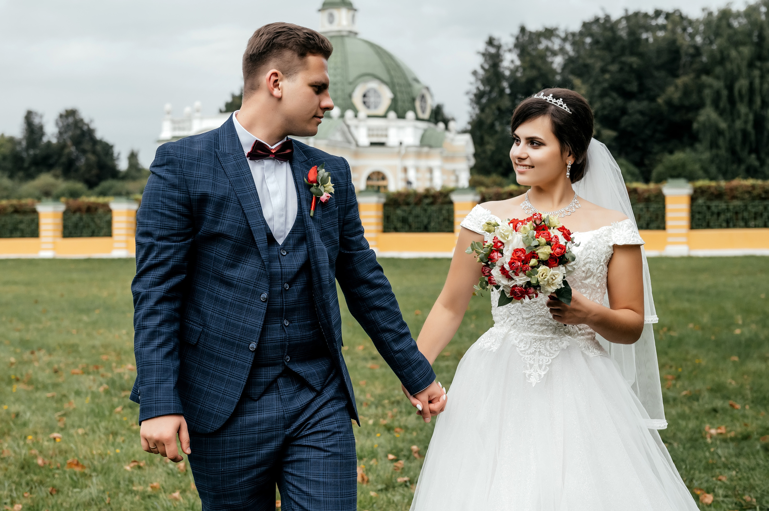 Свадебная фотопрогулка в Усадьбе Кусково. Свадебный и семейный фотограф Виктория Носачёва. Щелково, Москва и МО