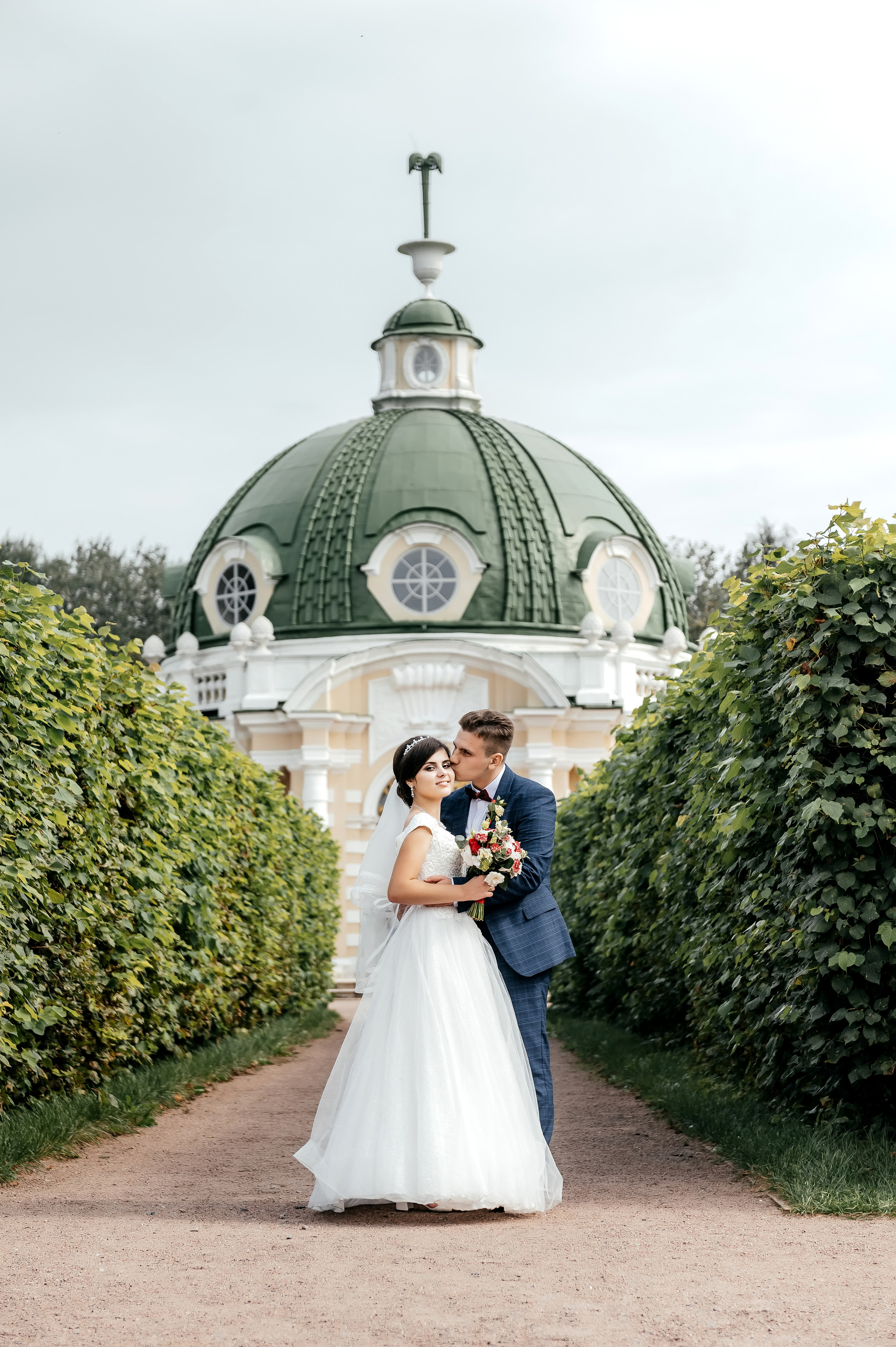 Свадебная фотопрогулка в Усадьбе Кусково. Свадебный и семейный фотограф Виктория Носачёва. Щелково, Москва и МО