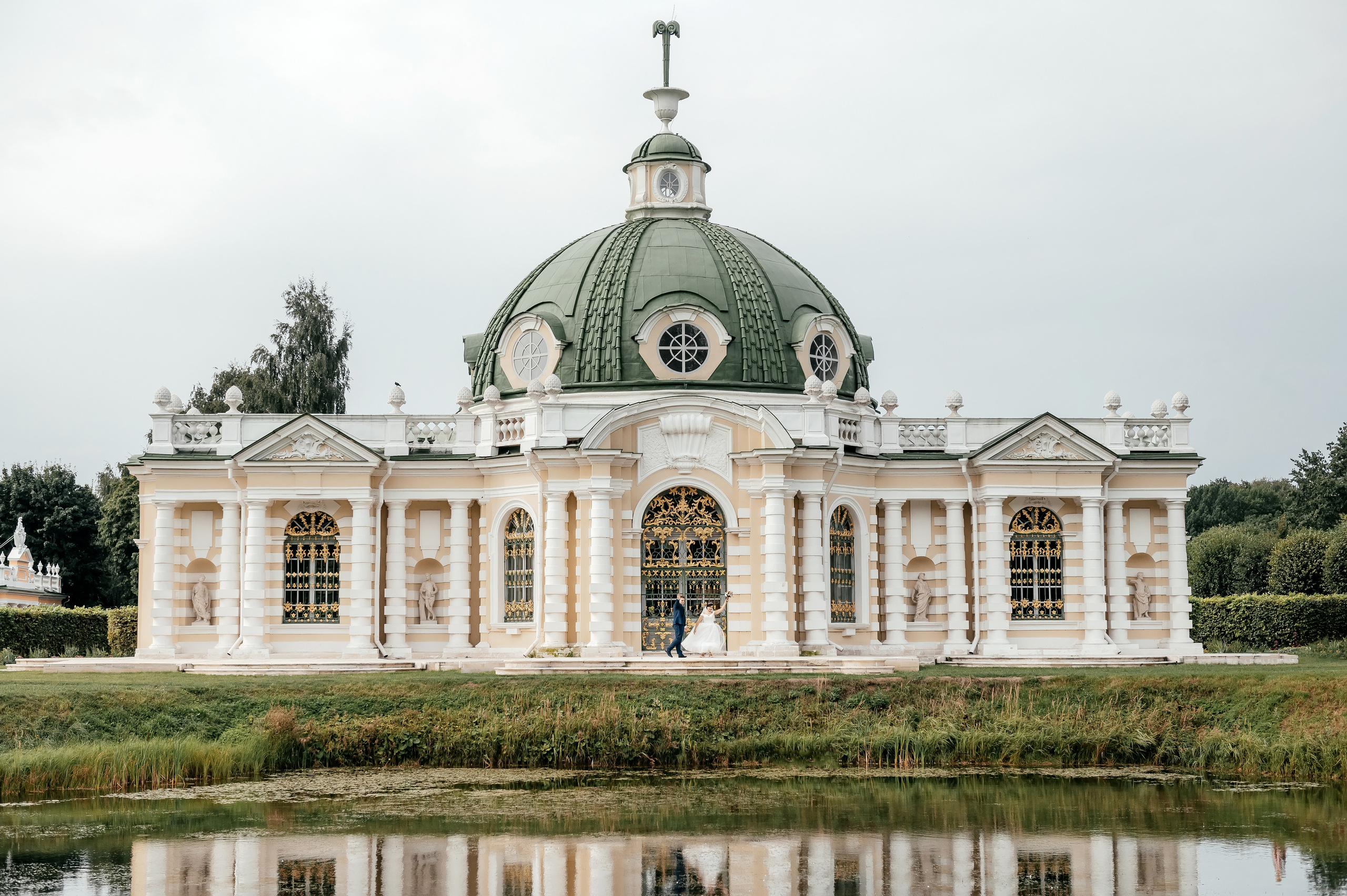 Свадебная фотопрогулка в Усадьбе Кусково. Свадебный и семейный фотограф Виктория Носачёва. Щелково, Москва и МО