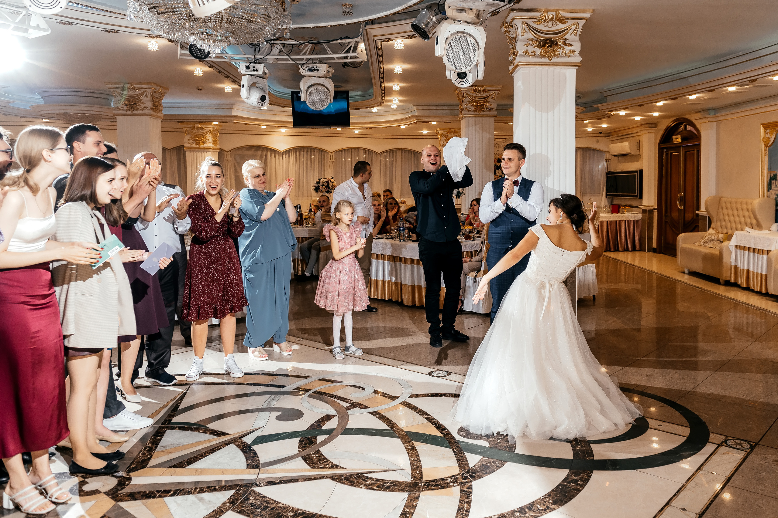 Свадебная фотопрогулка в Усадьбе Кусково. Свадебный и семейный фотограф Виктория Носачёва. Щелково, Москва и МО