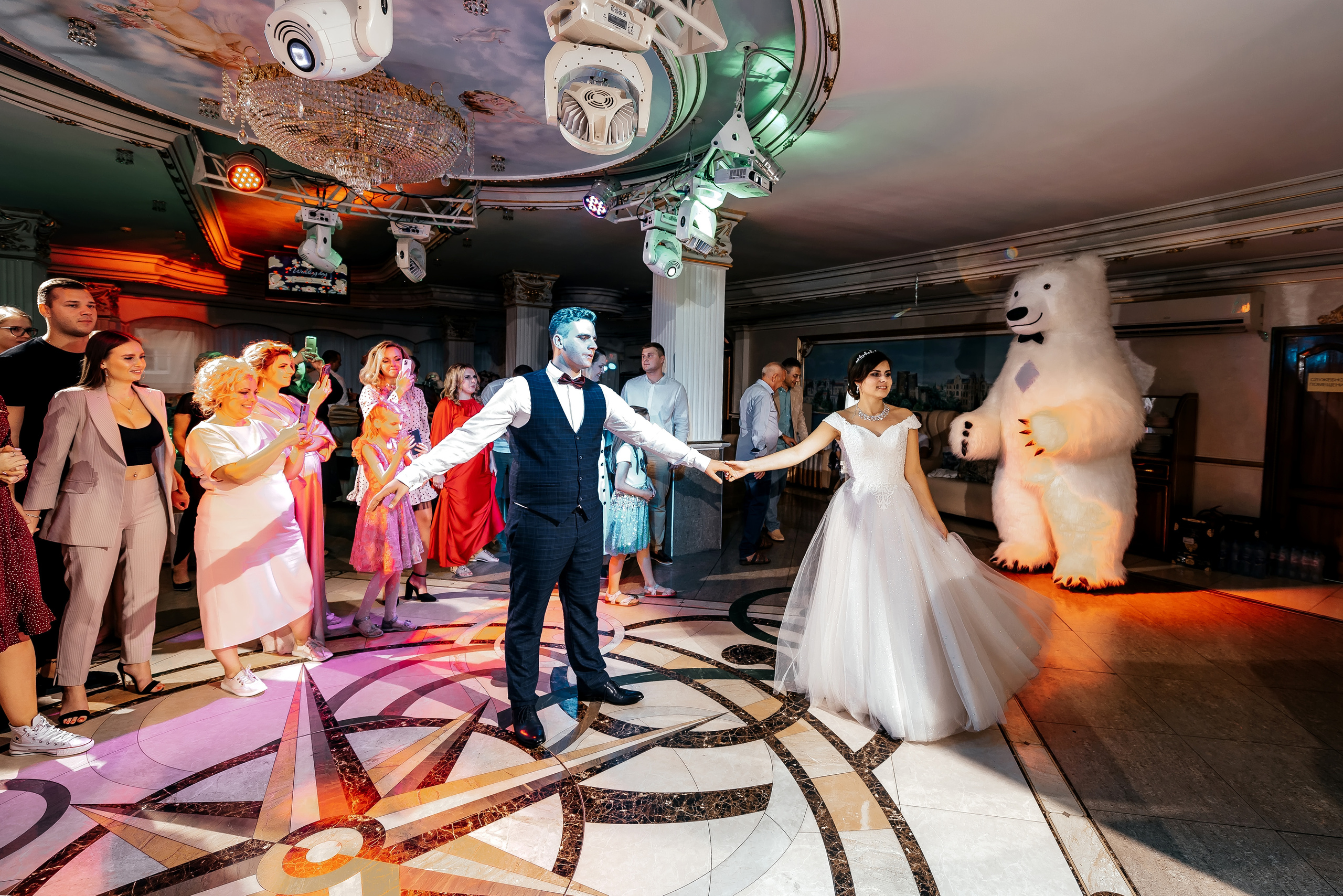 Свадебная фотопрогулка в Усадьбе Кусково. Свадебный и семейный фотограф Виктория Носачёва. Щелково, Москва и МО