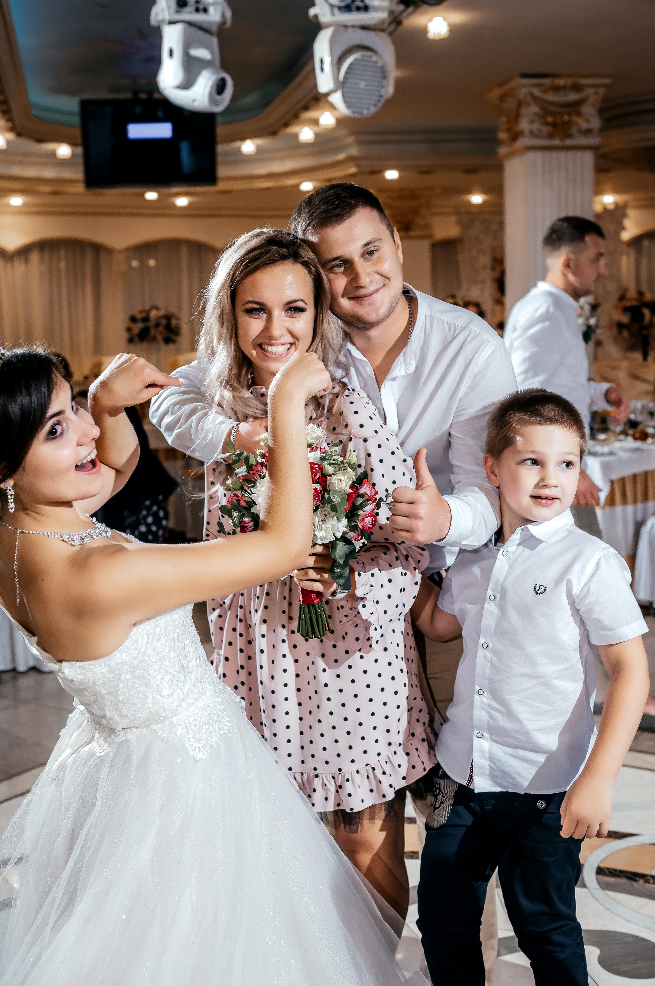 Свадебная фотопрогулка в Усадьбе Кусково. Свадебный и семейный фотограф Виктория Носачёва. Щелково, Москва и МО