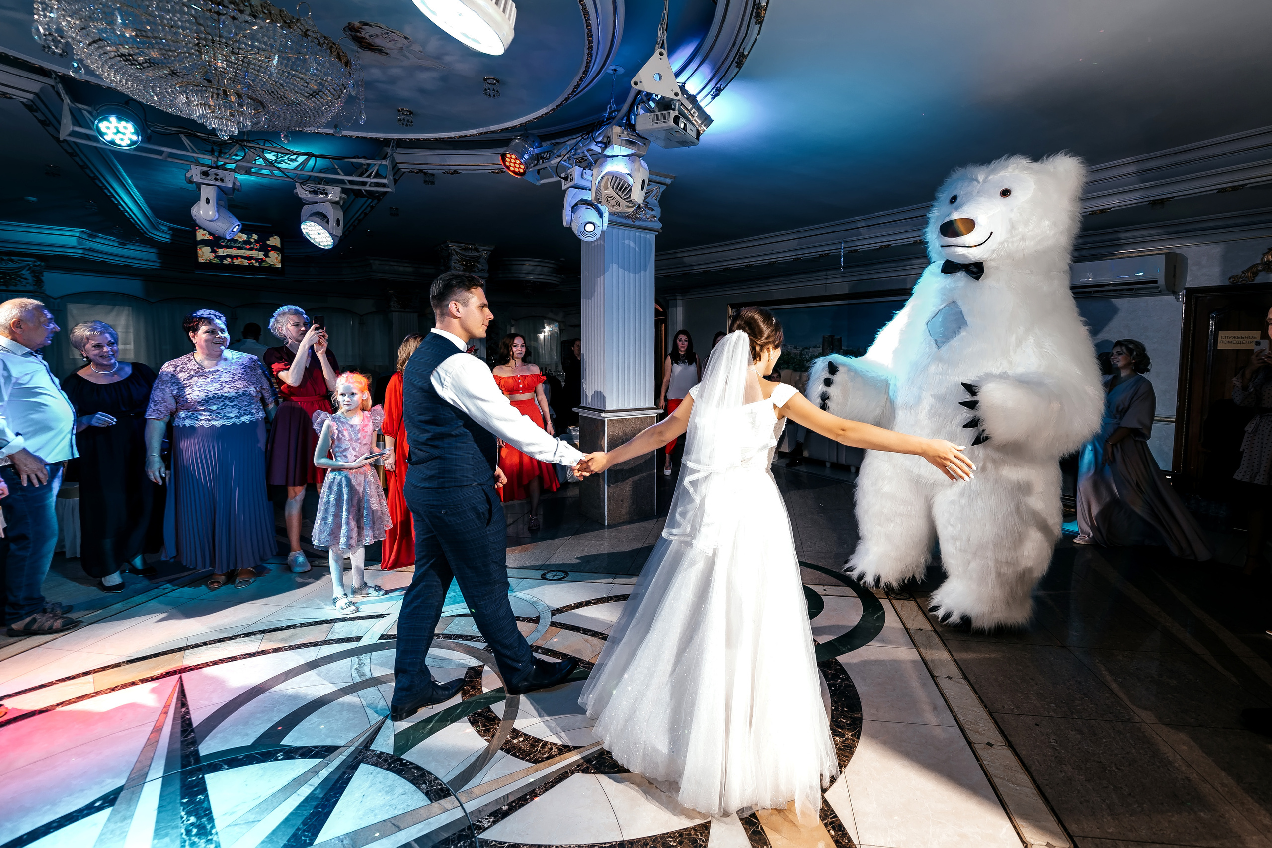 Свадебная фотопрогулка в Усадьбе Кусково. Свадебный и семейный фотограф Виктория Носачёва. Щелково, Москва и МО