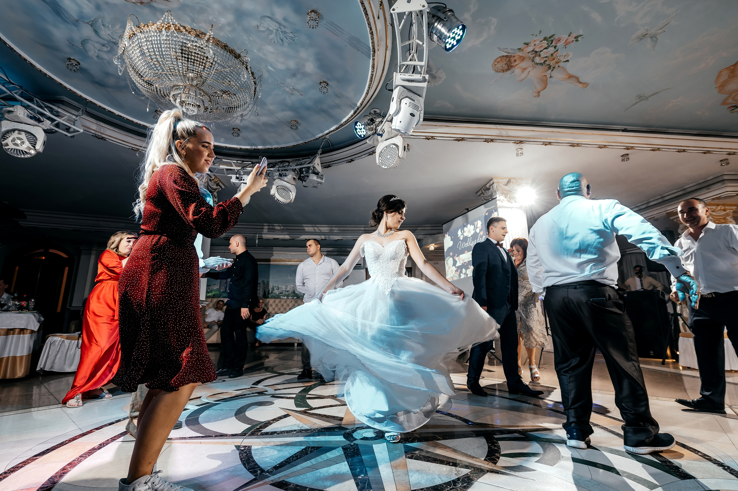 Свадебная фотопрогулка в Усадьбе Кусково. Свадебный и семейный фотограф Виктория Носачёва. Щелково, Москва и МО