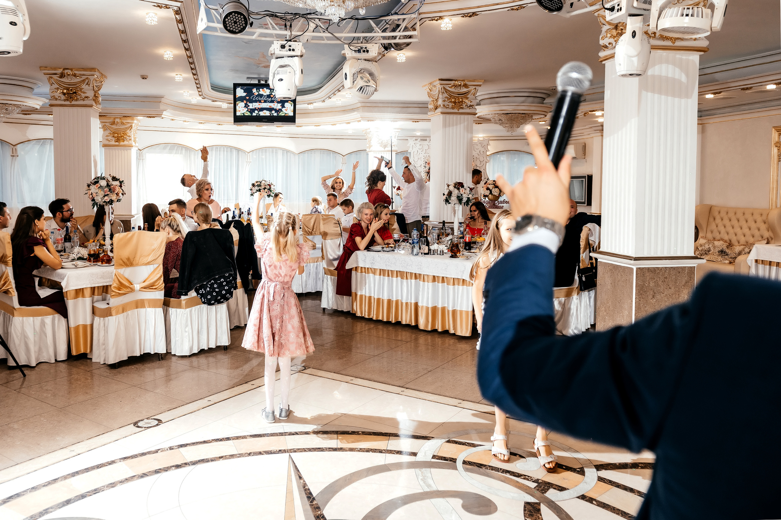 Свадебная фотопрогулка в Усадьбе Кусково. Свадебный и семейный фотограф Виктория Носачёва. Щелково, Москва и МО