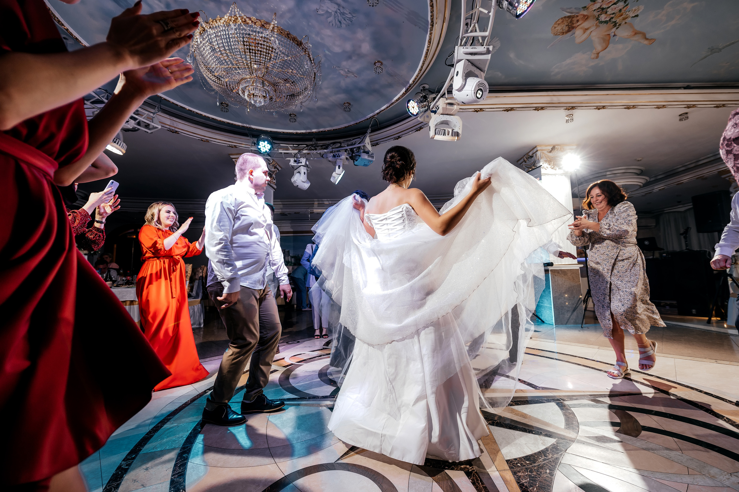 Свадебная фотопрогулка в Усадьбе Кусково. Свадебный и семейный фотограф Виктория Носачёва. Щелково, Москва и МО