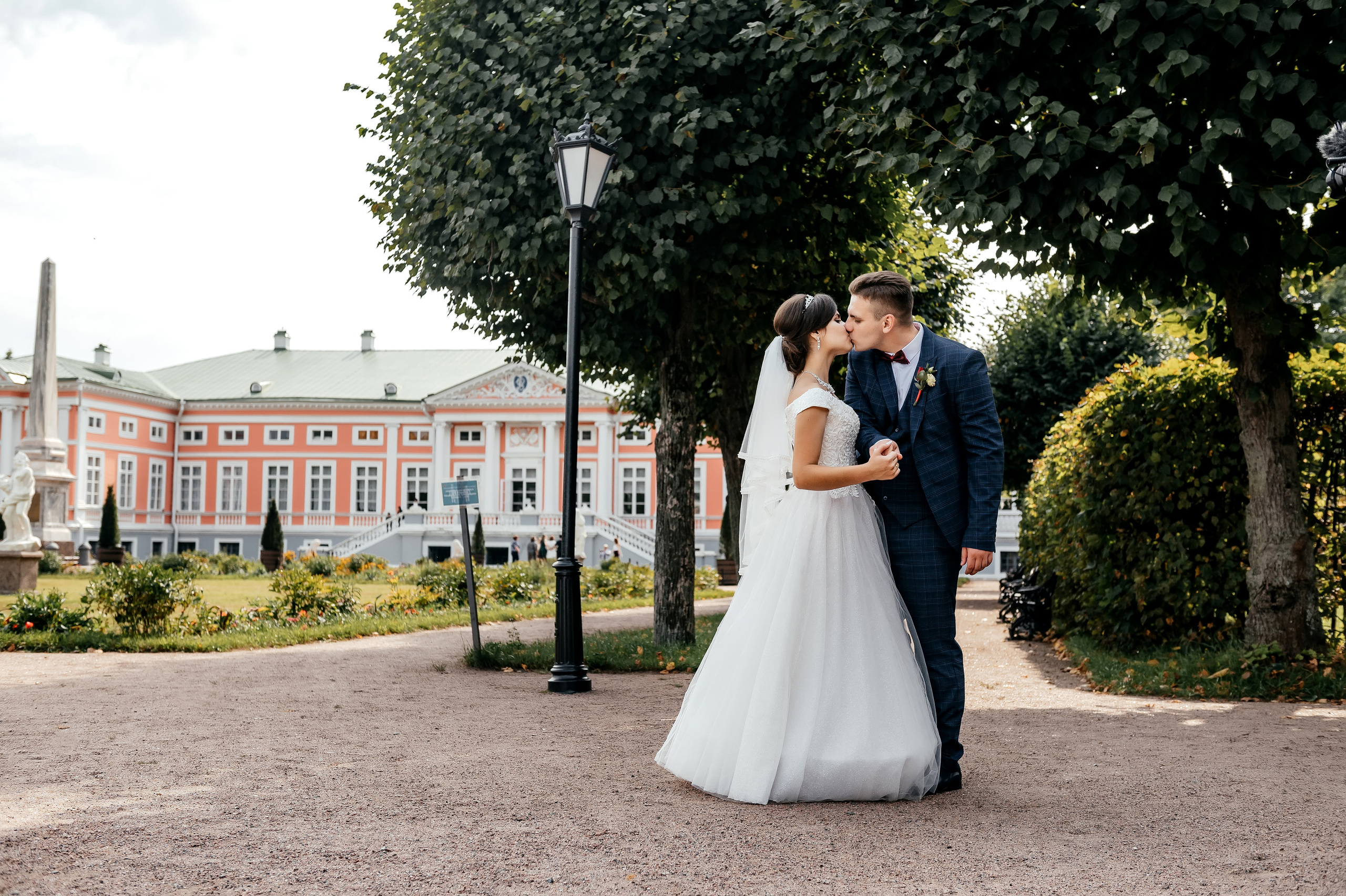 Свадебная фотопрогулка в Усадьбе Кусково. Свадебный и семейный фотограф Виктория Носачёва. Щелково, Москва и МО