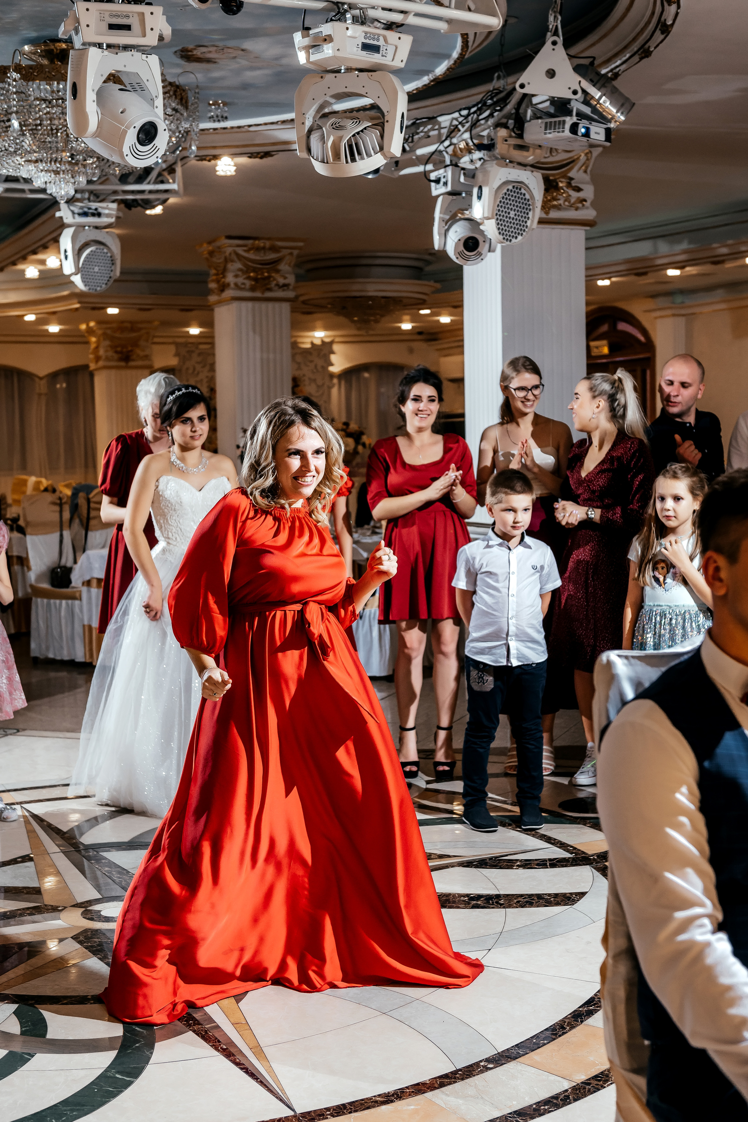 Свадебная фотопрогулка в Усадьбе Кусково. Свадебный и семейный фотограф Виктория Носачёва. Щелково, Москва и МО