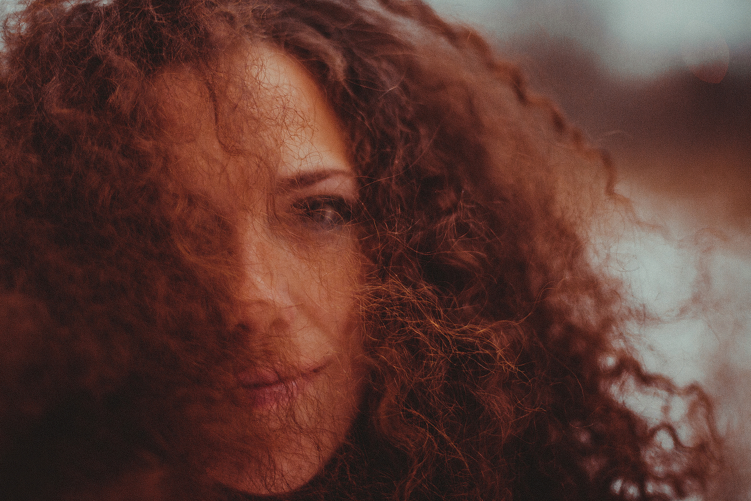 портрет прекрасной девушки с очаровательными кудрями 