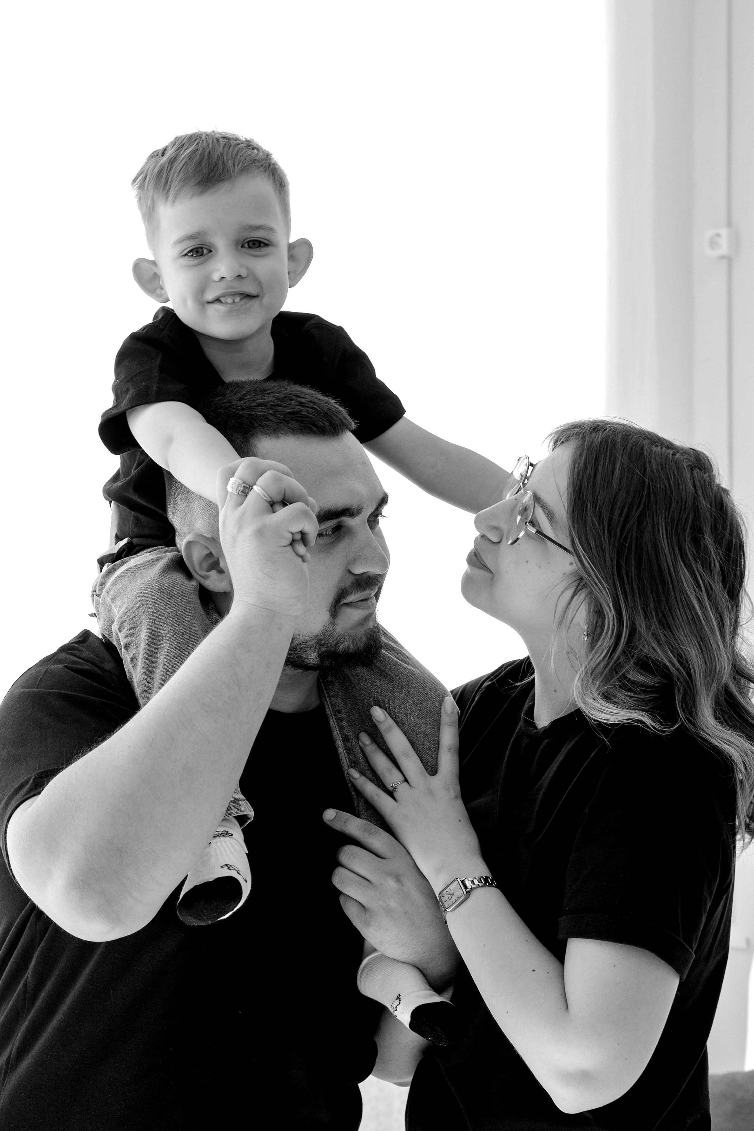 Семейная фотосессия в студии (Михаил, Крестина и Макар). Женский фотограф в Орске Новотроицке Динара Долганова