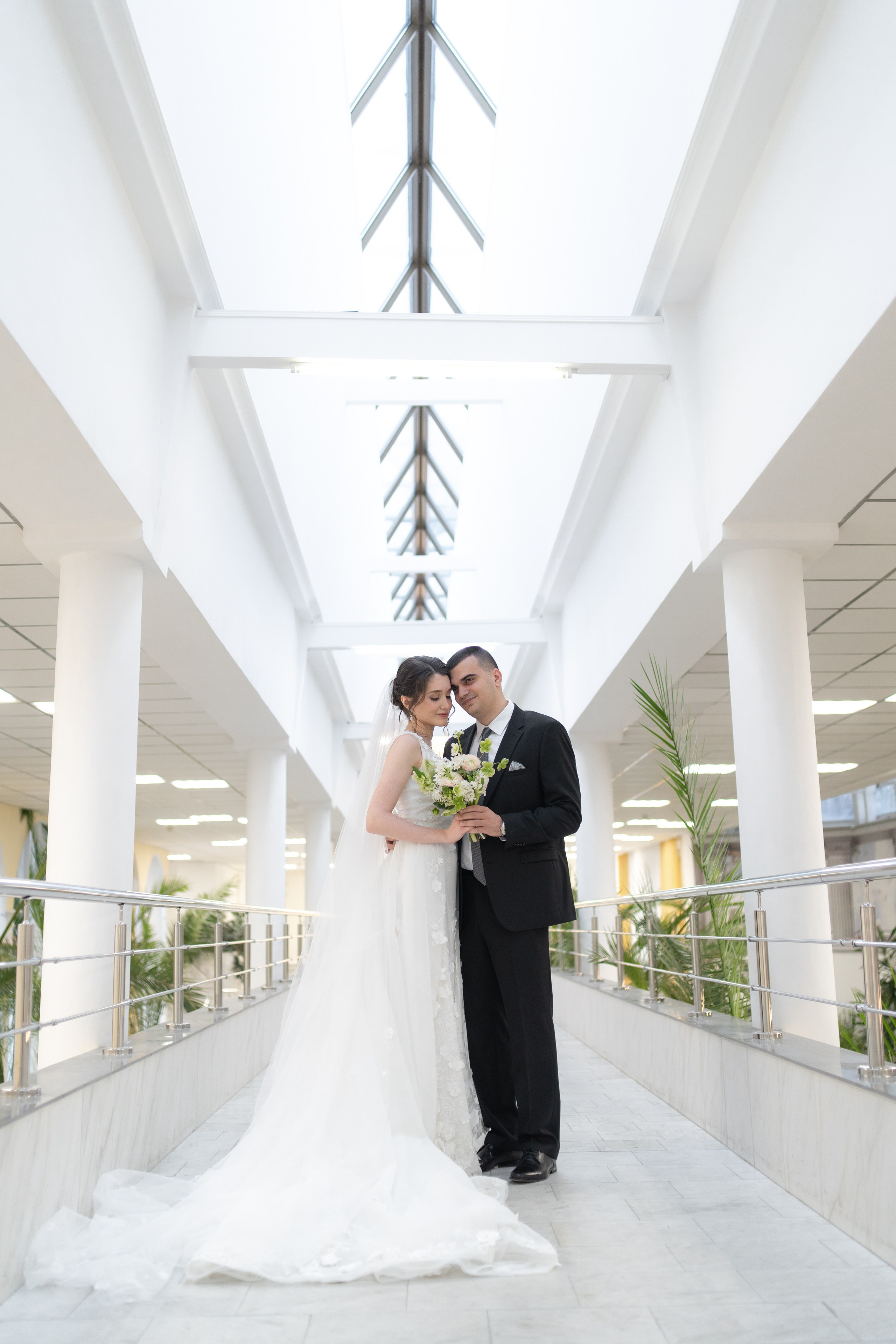 Свадебные фотосессии во дворцах и ЗАГСах Санкт- Петербурга. Свадебный фотограф Александр Невский в Санкт-Петербурге